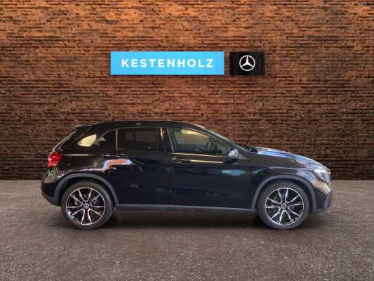 MERCEDES-BENZ GLA 200 Night Star-showroom-element-2