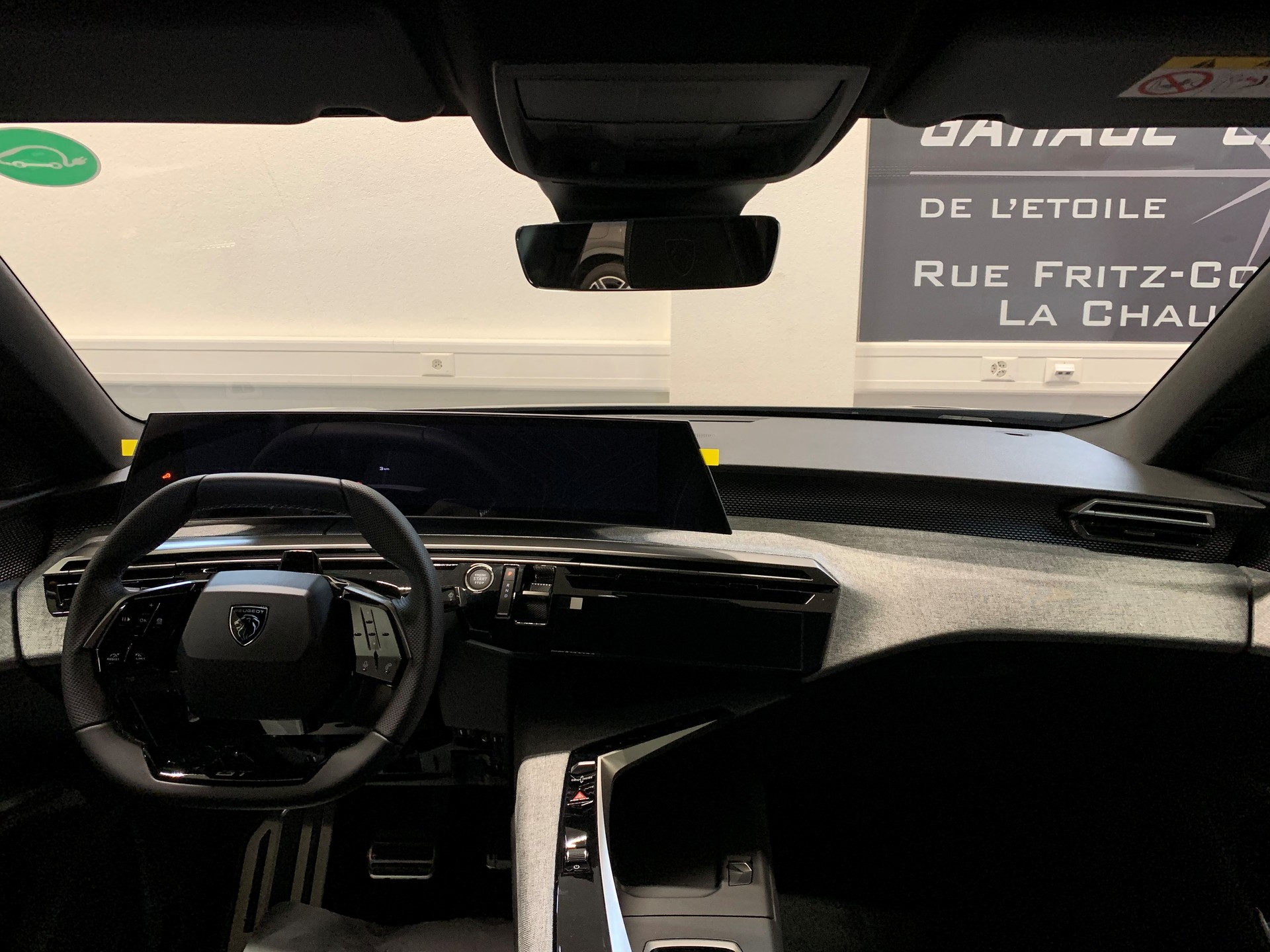 PEUGEOT 5008 210 73kWh GT Exclusive-image-12