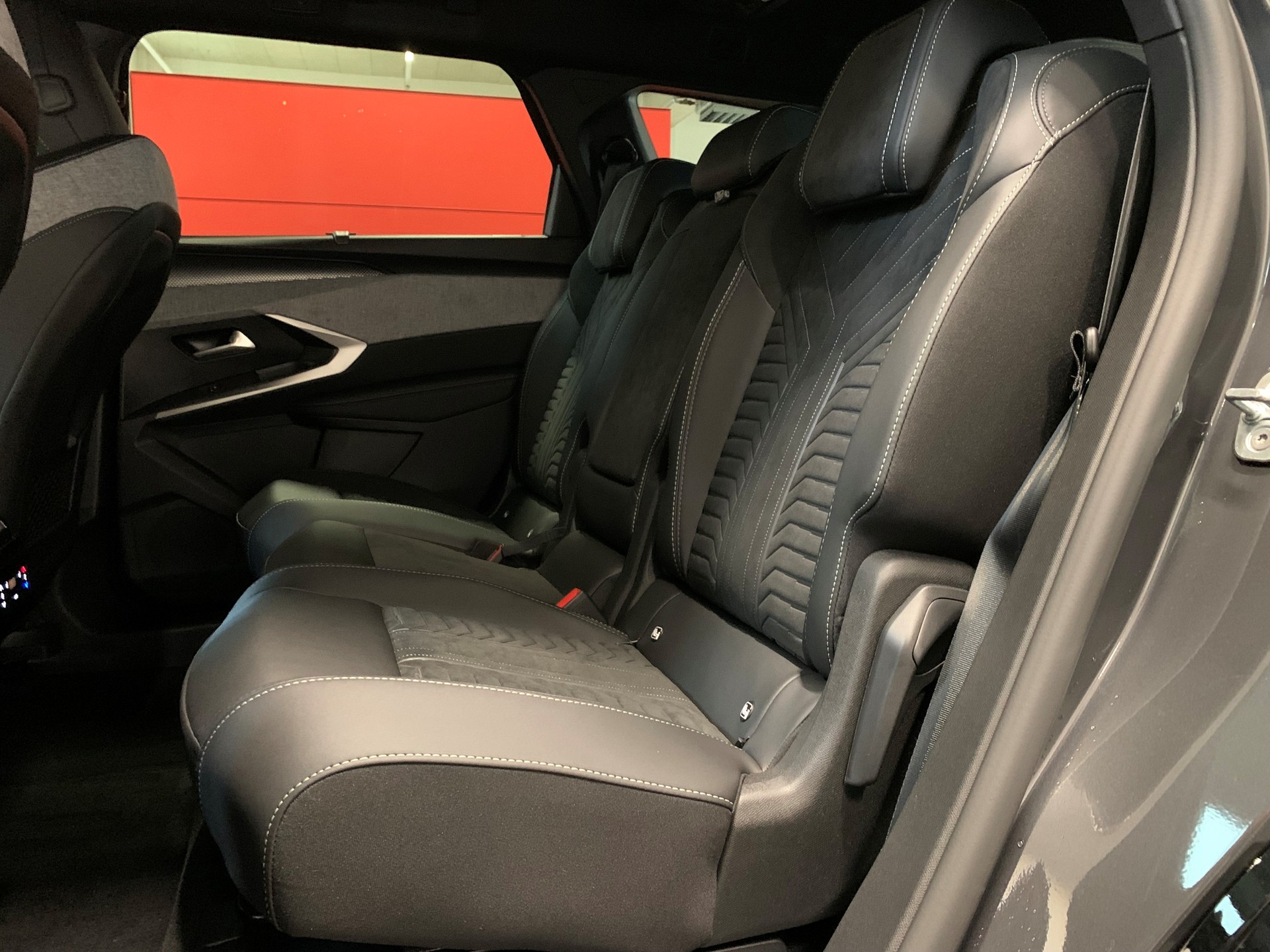 PEUGEOT 5008 210 73kWh GT Exclusive-image-9