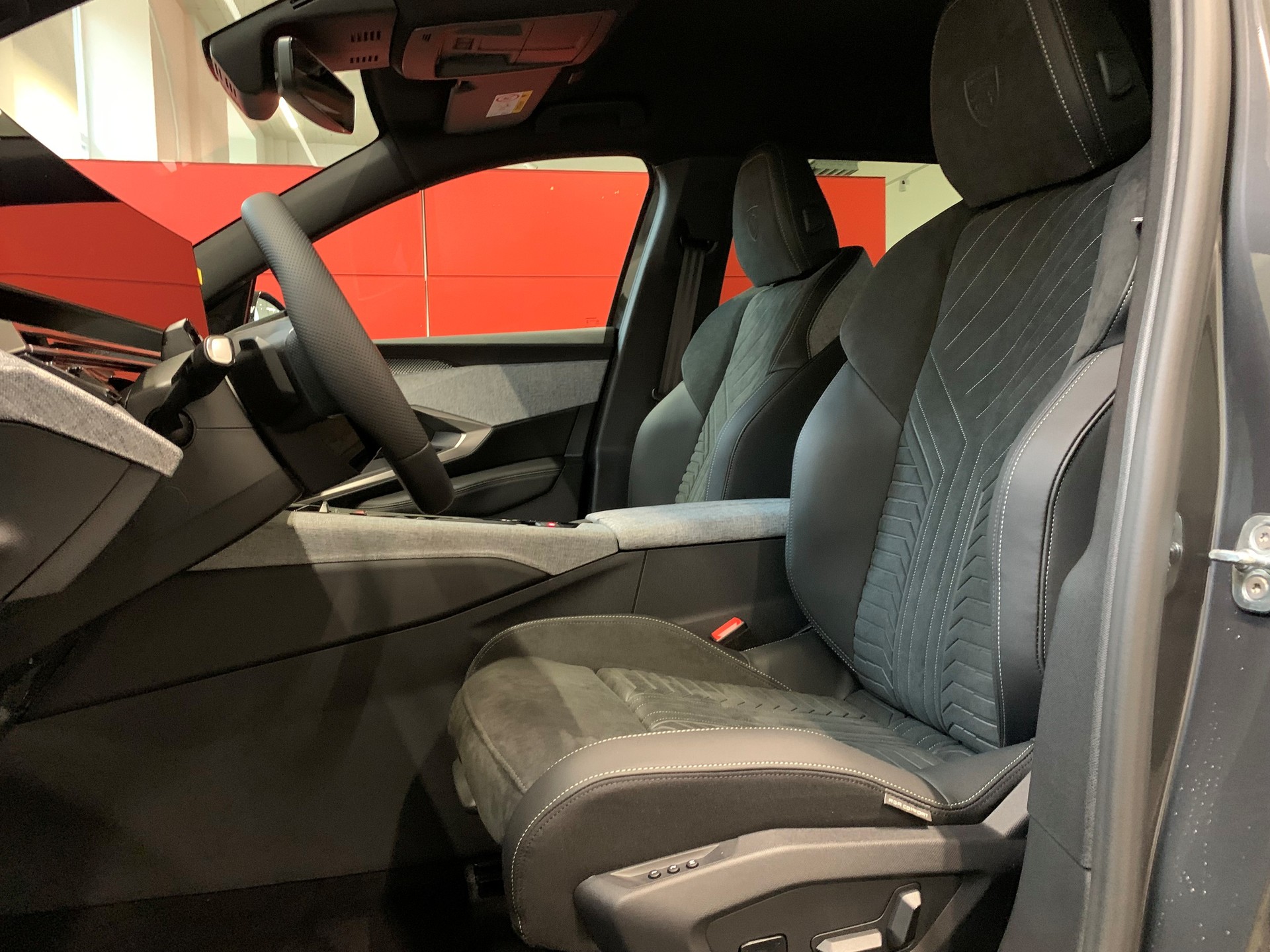 PEUGEOT 5008 210 73kWh GT Exclusive-image-8