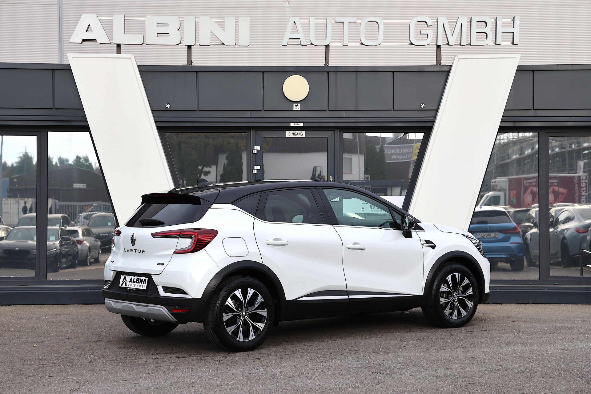 RENAULT Captur 1.6 E-Tech techno-showroom-element-3