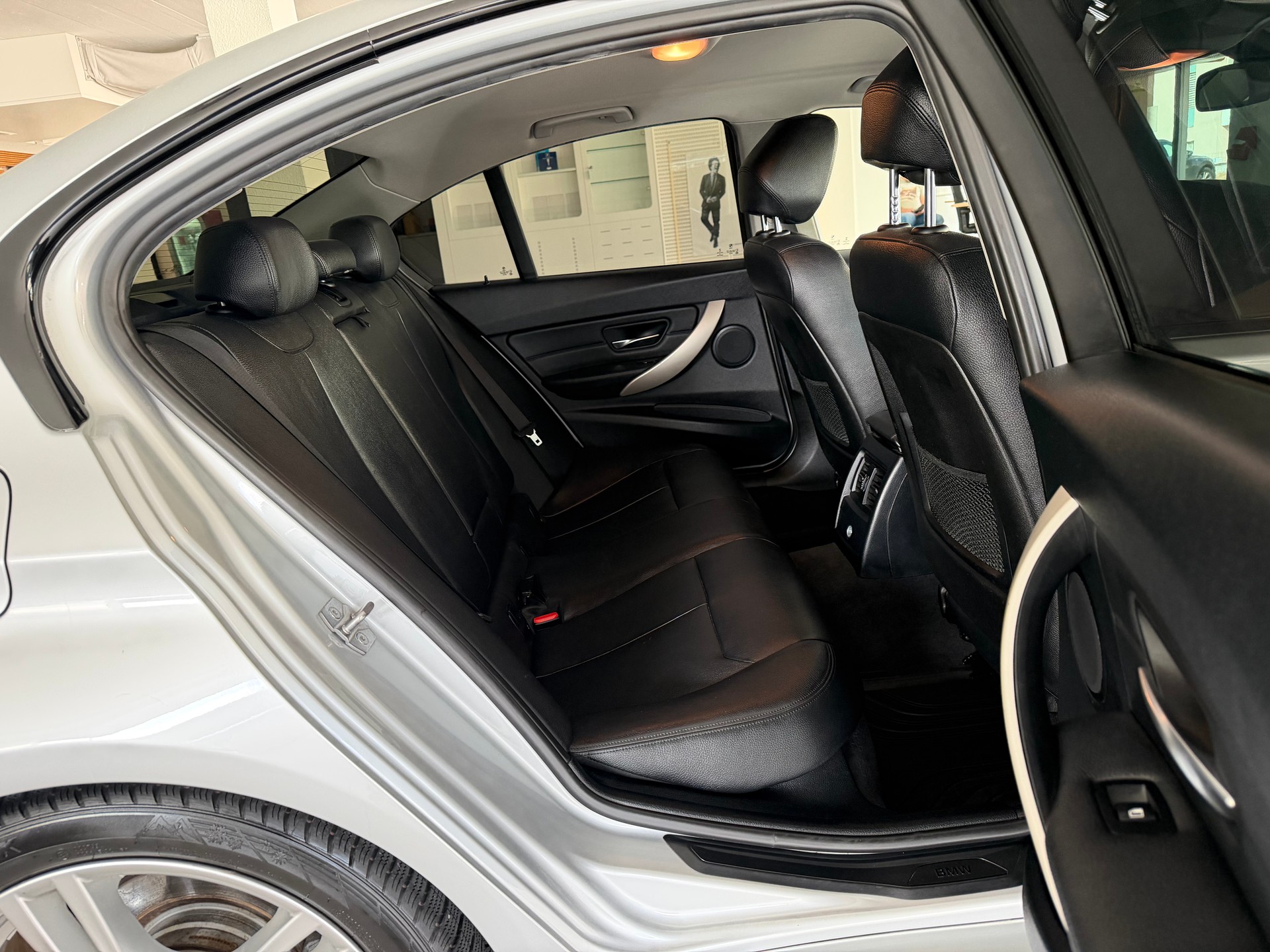 BMW 320d Sport Line Steptronic-image-16