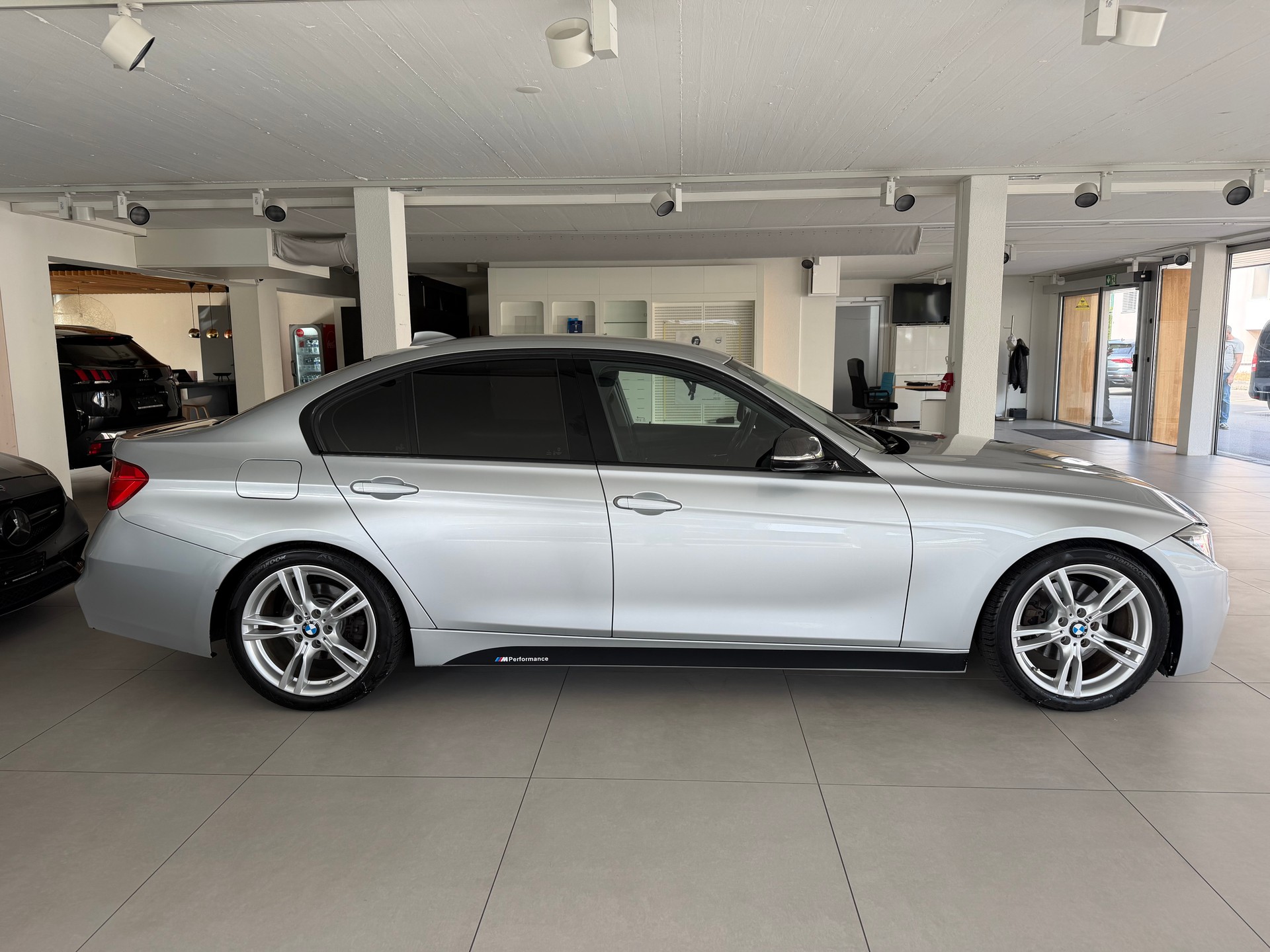 BMW 320d Sport Line Steptronic-showroom-element-3