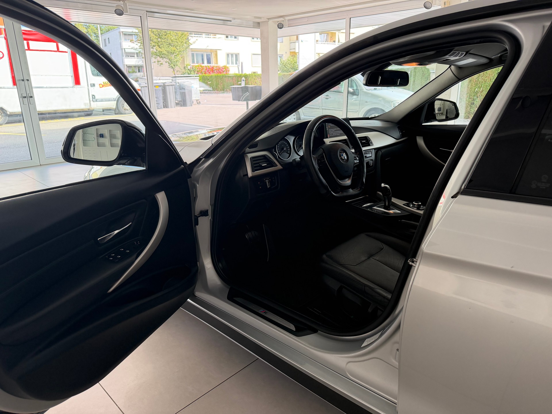 BMW 320d Sport Line Steptronic-image-9