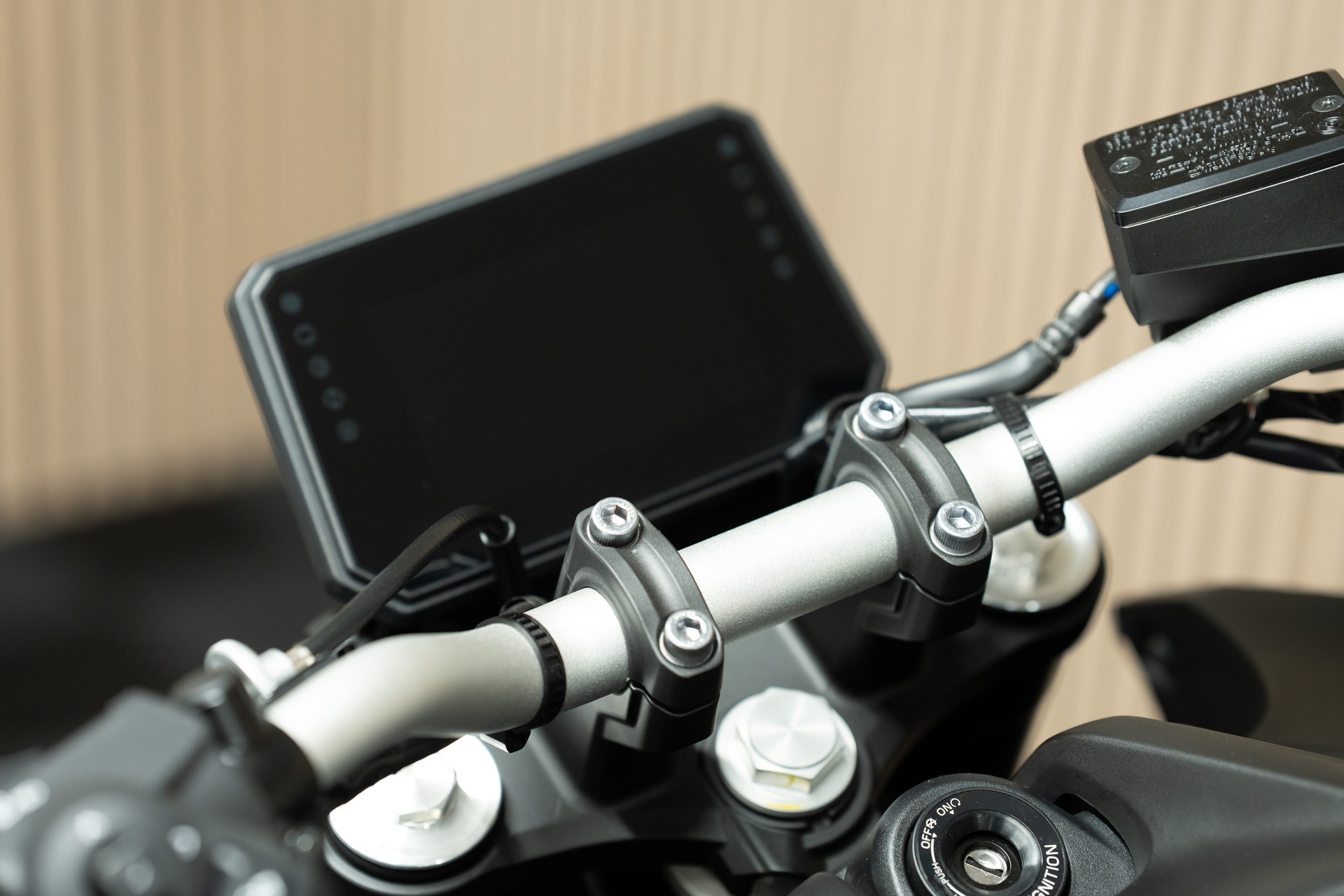 YAMAHA MT-07 mit Kurzheck und Lenkerendspiegeln-image-2