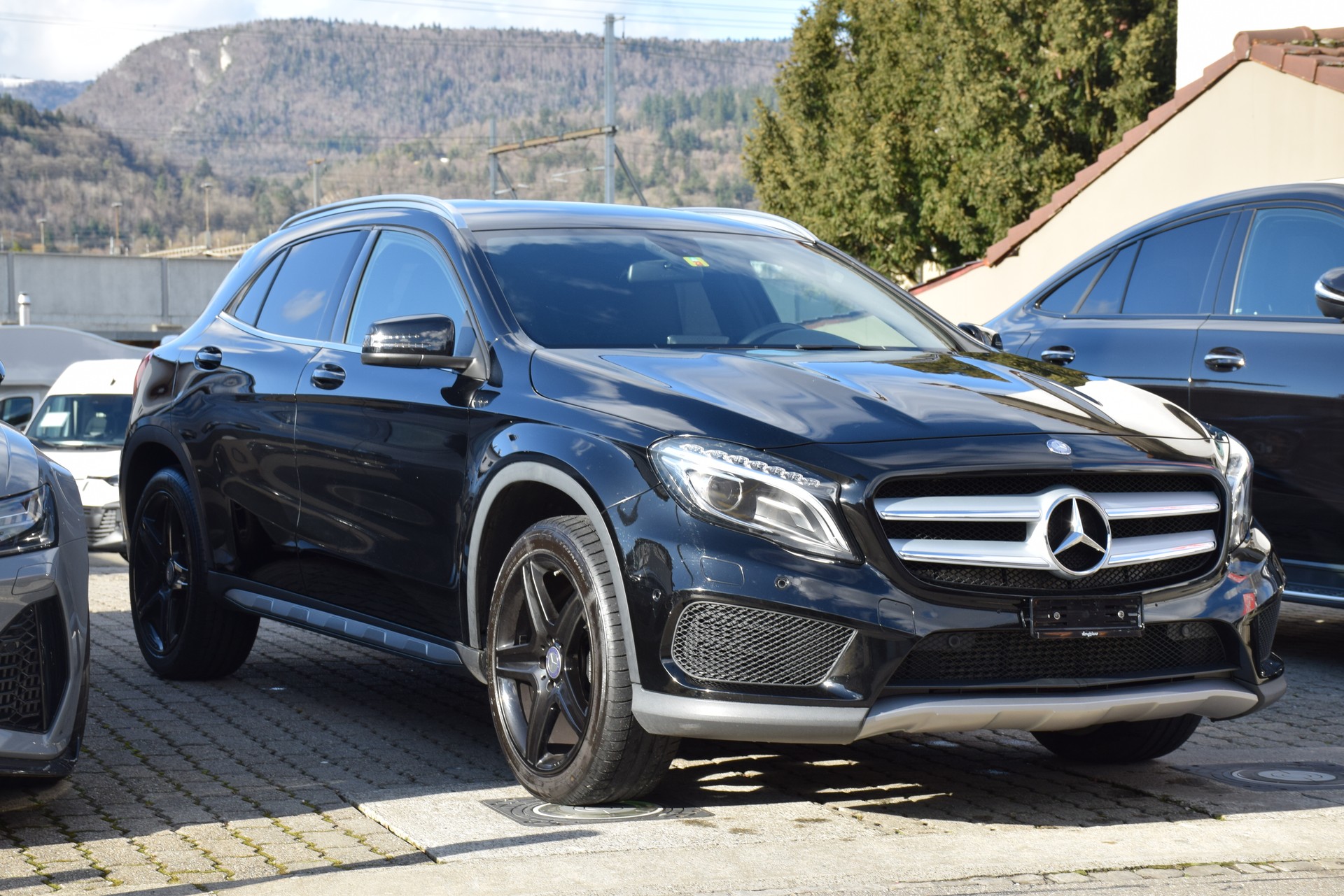 MERCEDES-BENZ GLA 200 AMG Line 7G-DCT-image-5