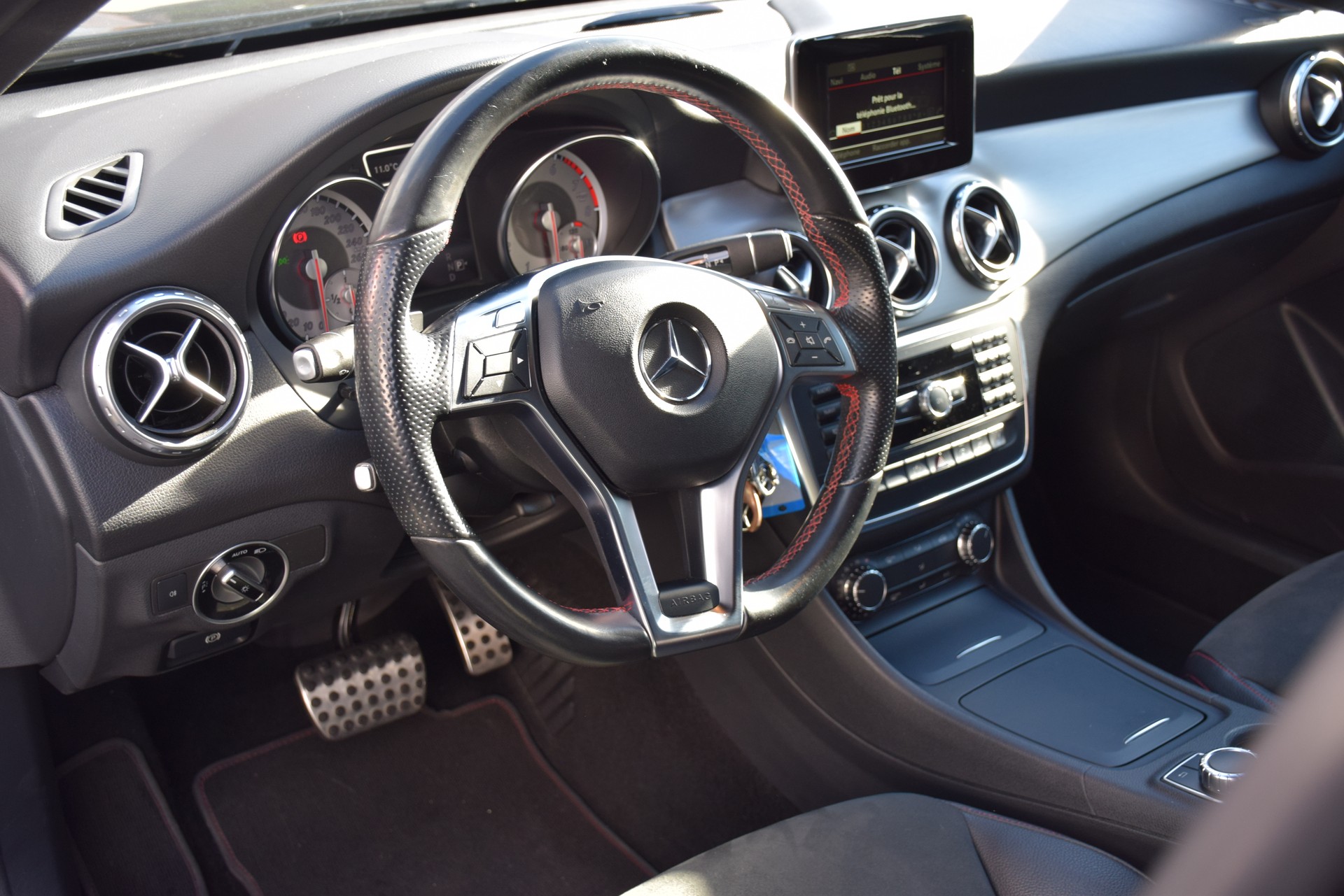 MERCEDES-BENZ GLA 200 AMG Line 7G-DCT-image-11