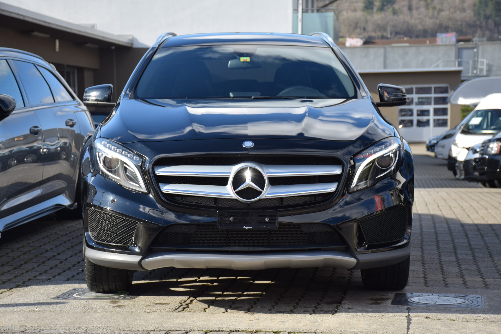 MERCEDES-BENZ GLA 200 AMG Line 7G-DCT-image-3