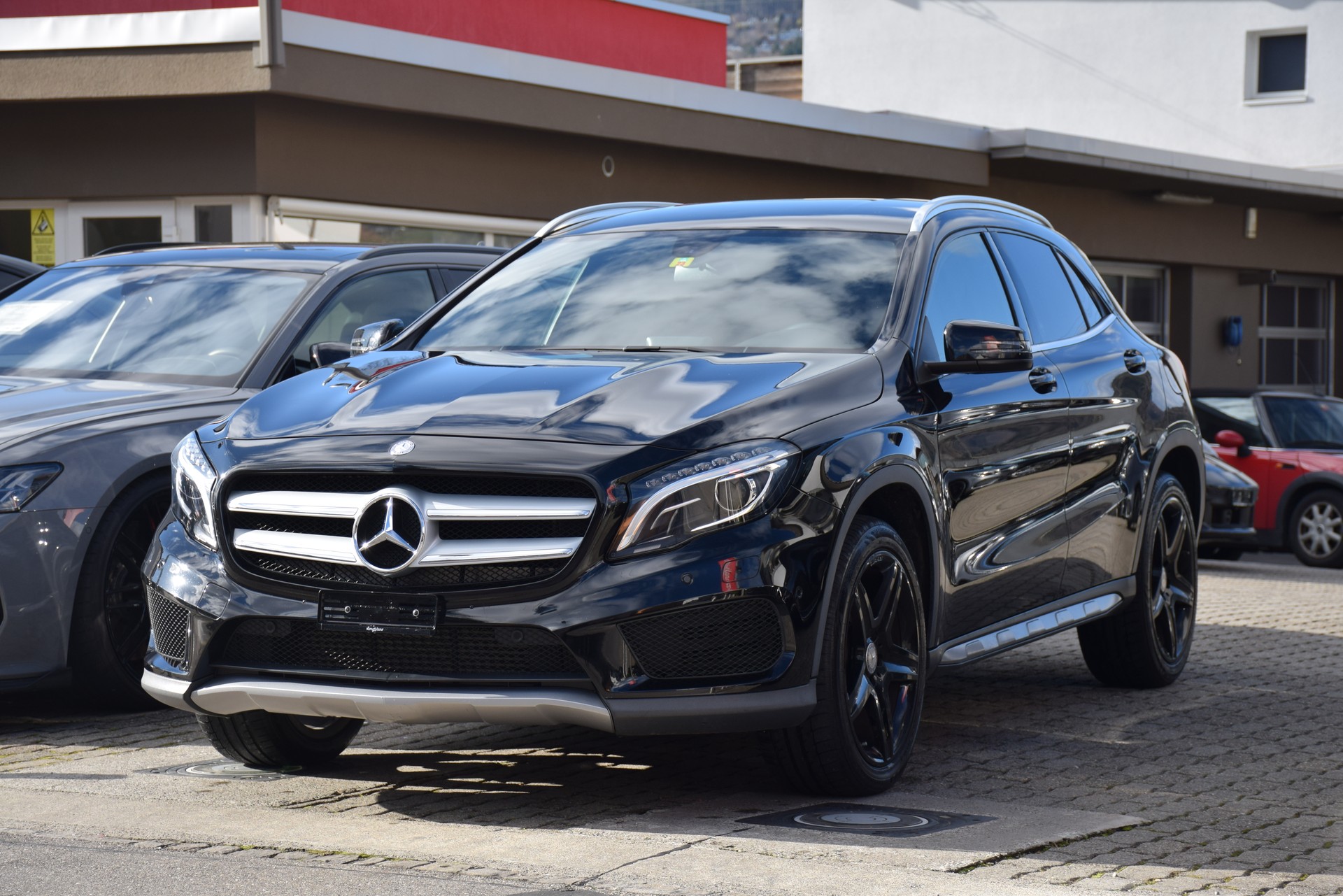 MERCEDES-BENZ GLA 200 AMG Line 7G-DCT-image-2