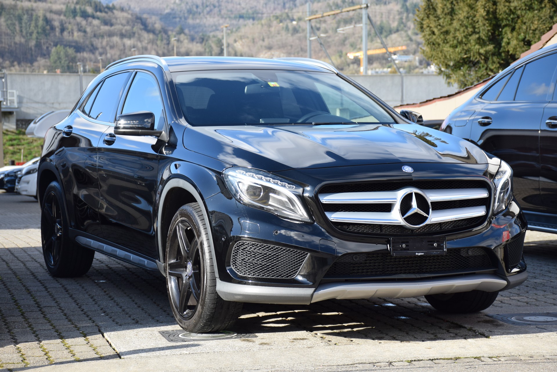 MERCEDES-BENZ GLA 200 AMG Line 7G-DCT-image-4