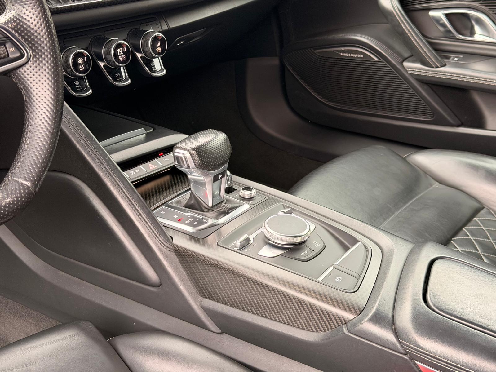 AUDI R8 Coupé 5.2 plus S-Tronic **Voll Carbon**-image-11