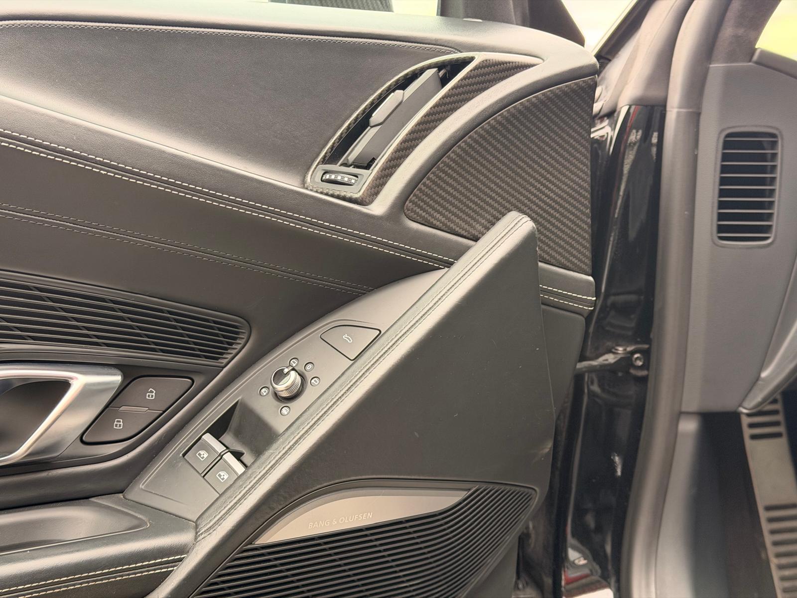 AUDI R8 Coupé 5.2 plus S-Tronic **Voll Carbon**-image-12