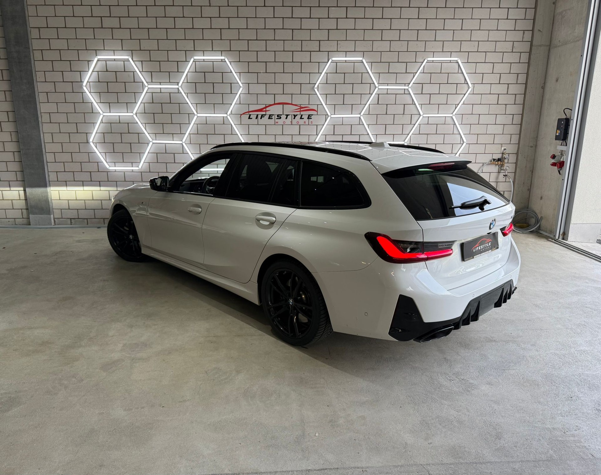 BMW M340d xDrive 48V Touring Steptronic Facelift II Modell-image-2