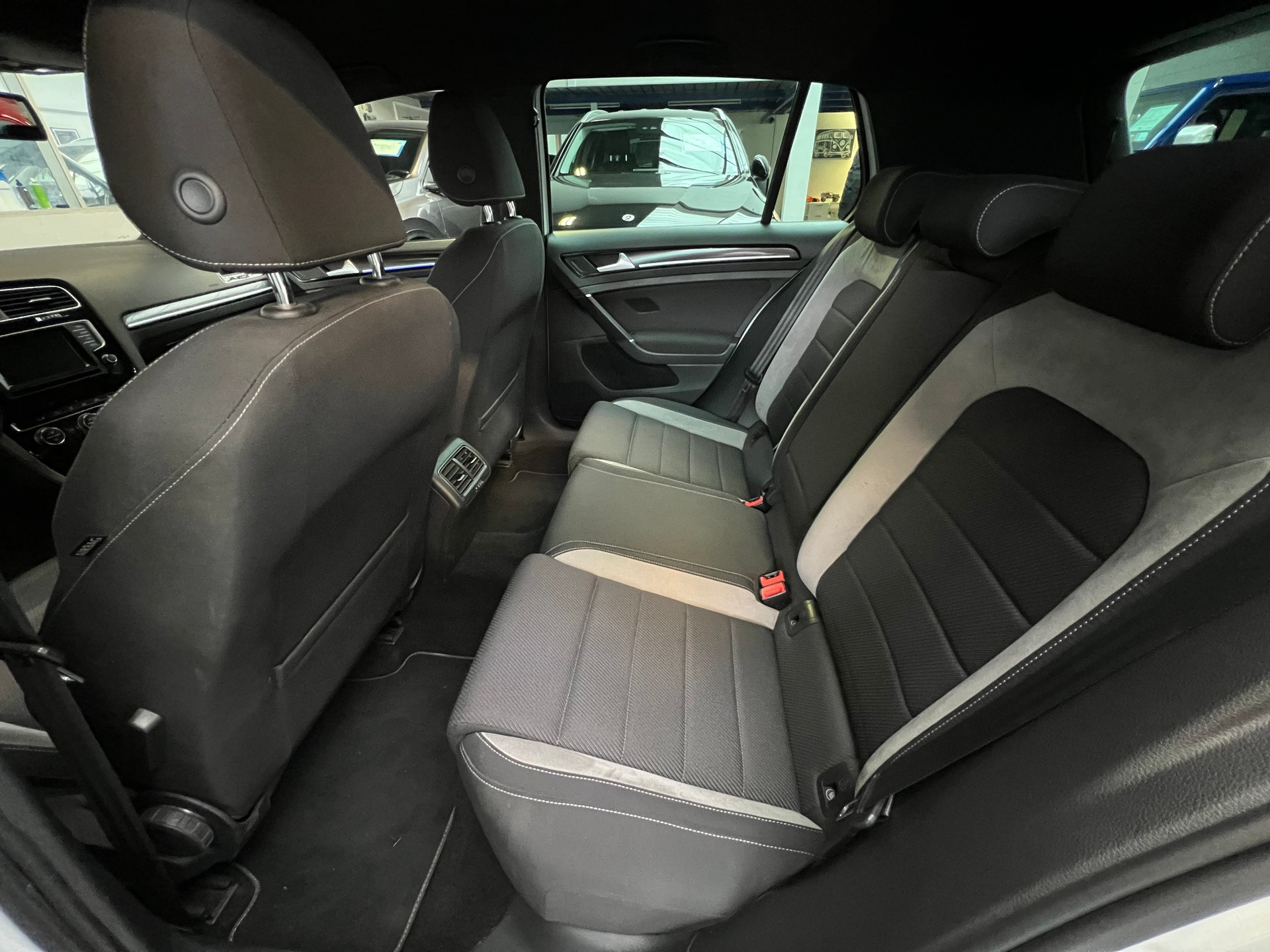 VW Golf 2.0 TSI R 4Motion DSG-image-7