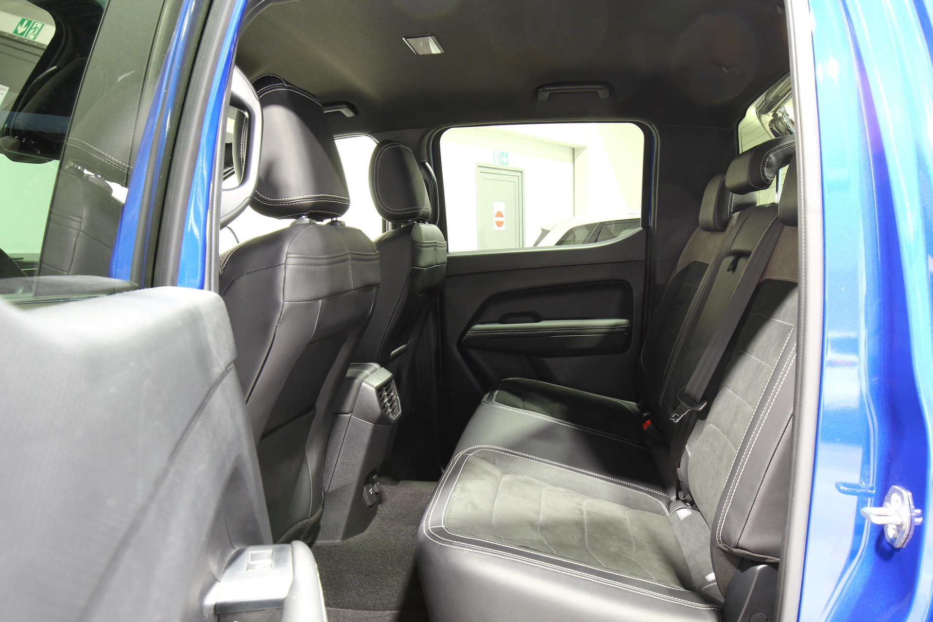 VW Amarok DKab. Pick-up 3.0 TDI 240 Aventura Winter 2 4m-image-9