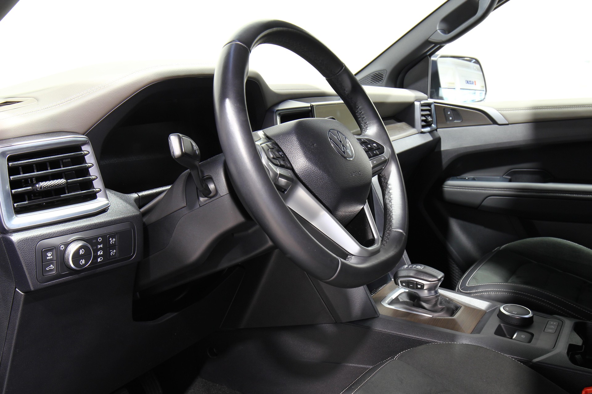 VW Amarok DKab. Pick-up 3.0 TDI 240 Aventura Winter 2 4m-image-11