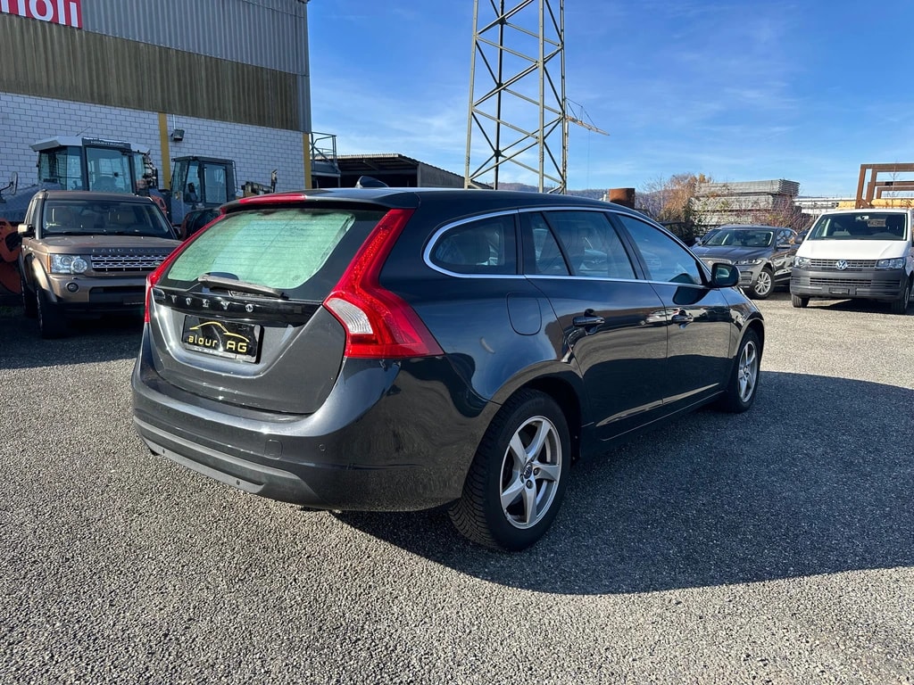 VOLVO V60 D4 Summum Geartronic-image-4