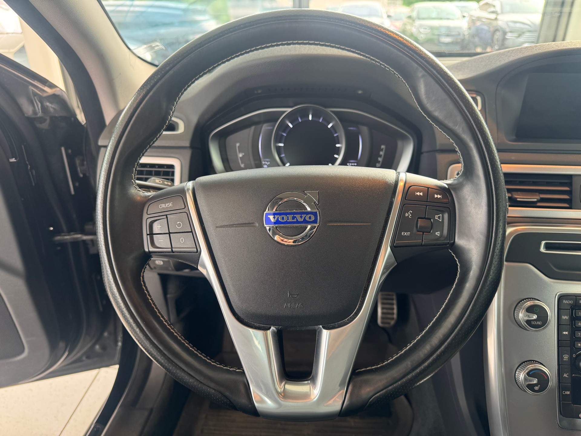 VOLVO V70 D2 Momentum ClassicEd-image-12