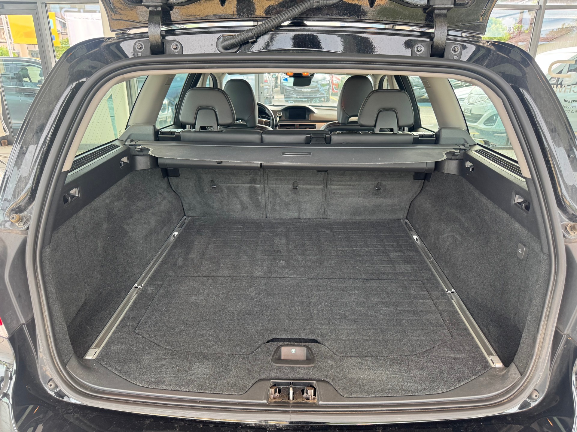 VOLVO V70 D2 Momentum ClassicEd-image-23