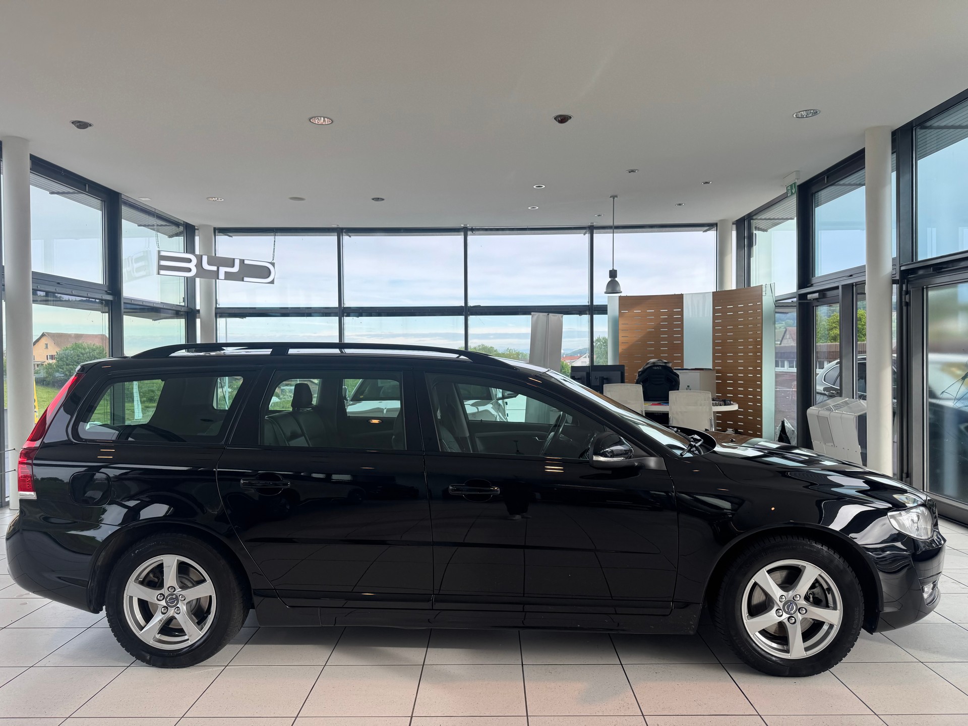 VOLVO V70 D2 Momentum ClassicEd-image-6