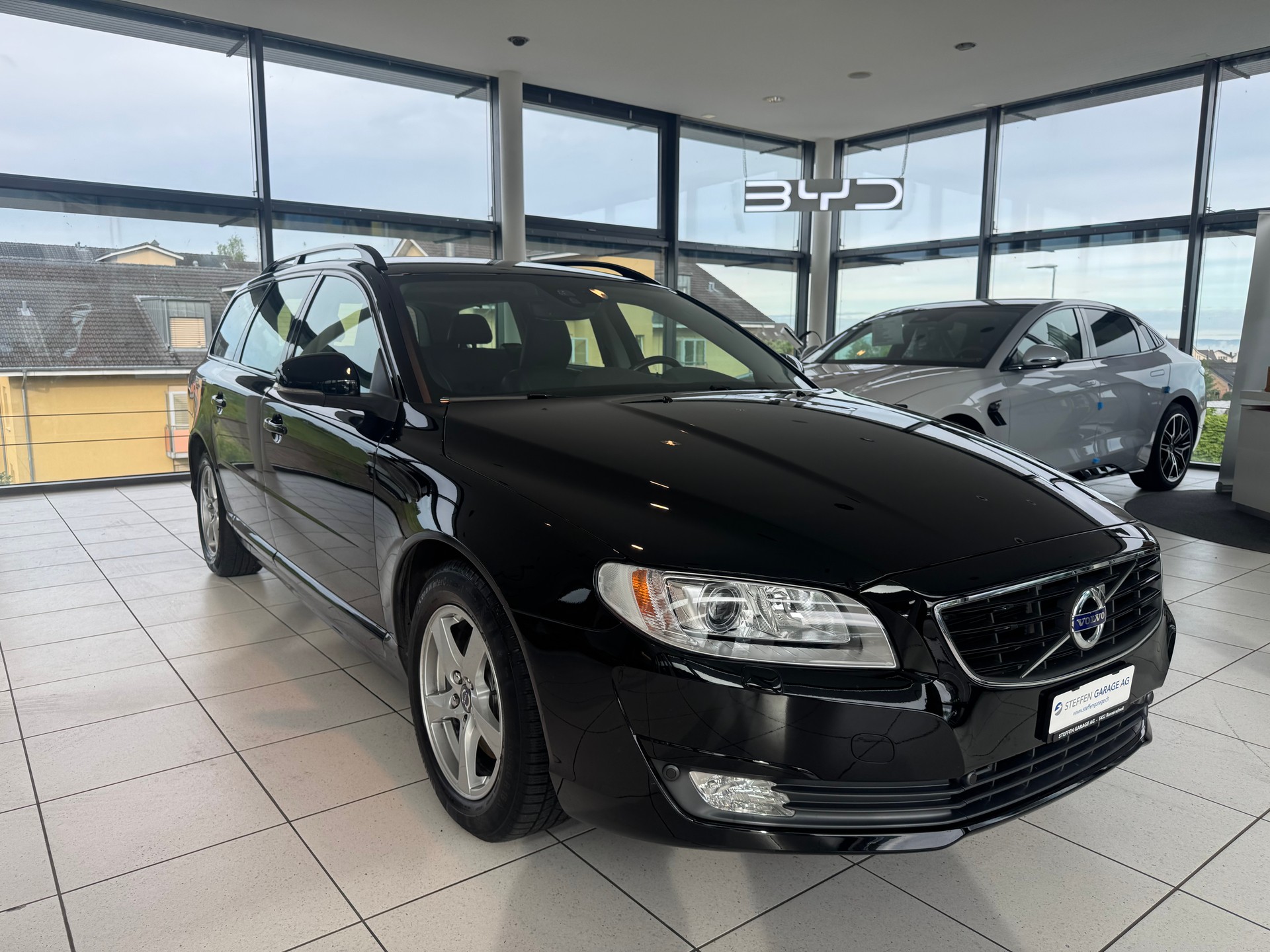 VOLVO V70 D2 Momentum ClassicEd-image-2
