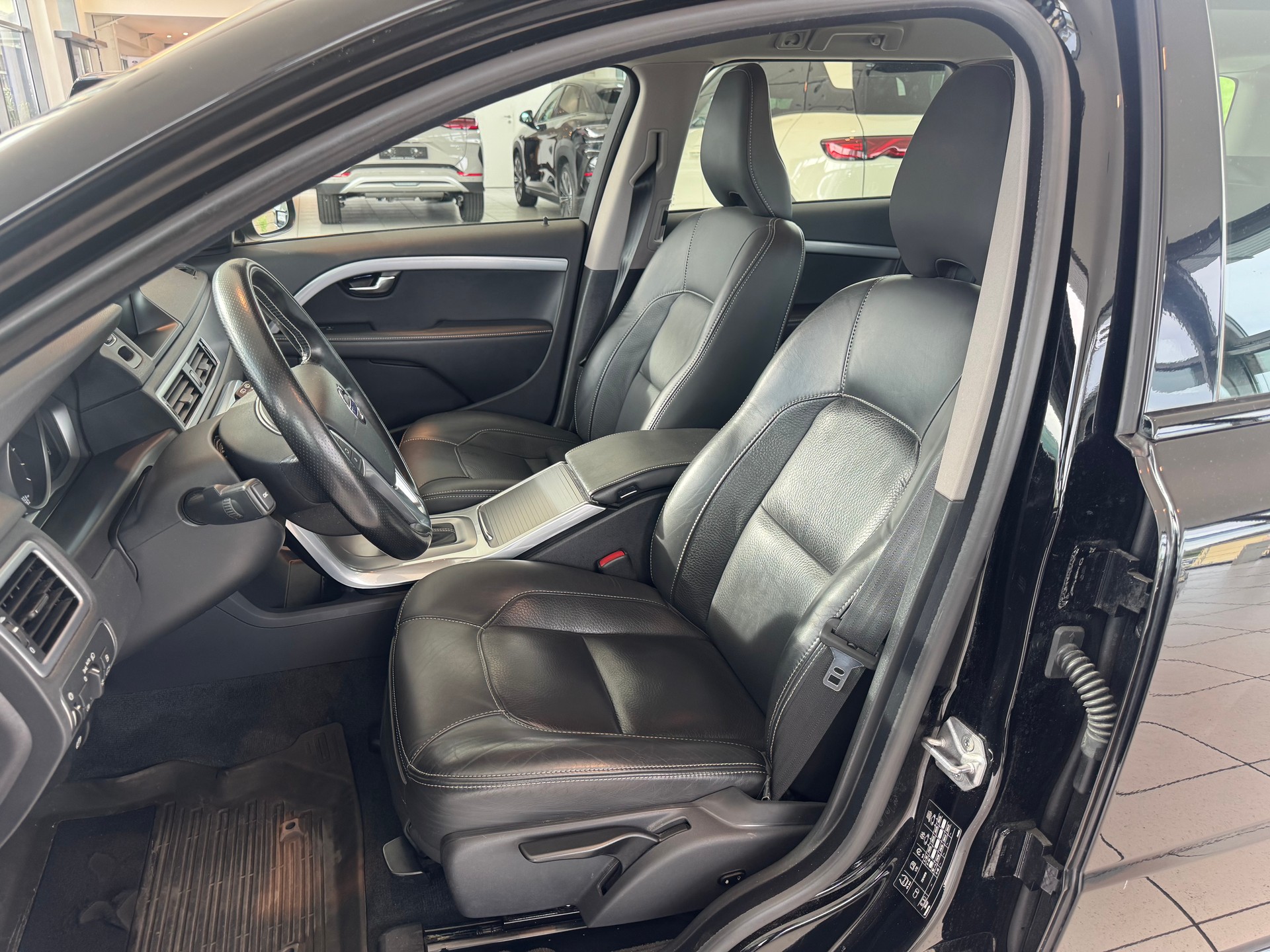 VOLVO V70 D2 Momentum ClassicEd-image-11