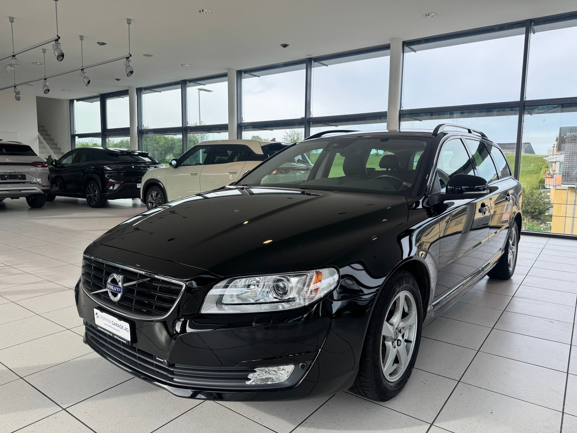 VOLVO V70 D2 Momentum ClassicEd-image-0