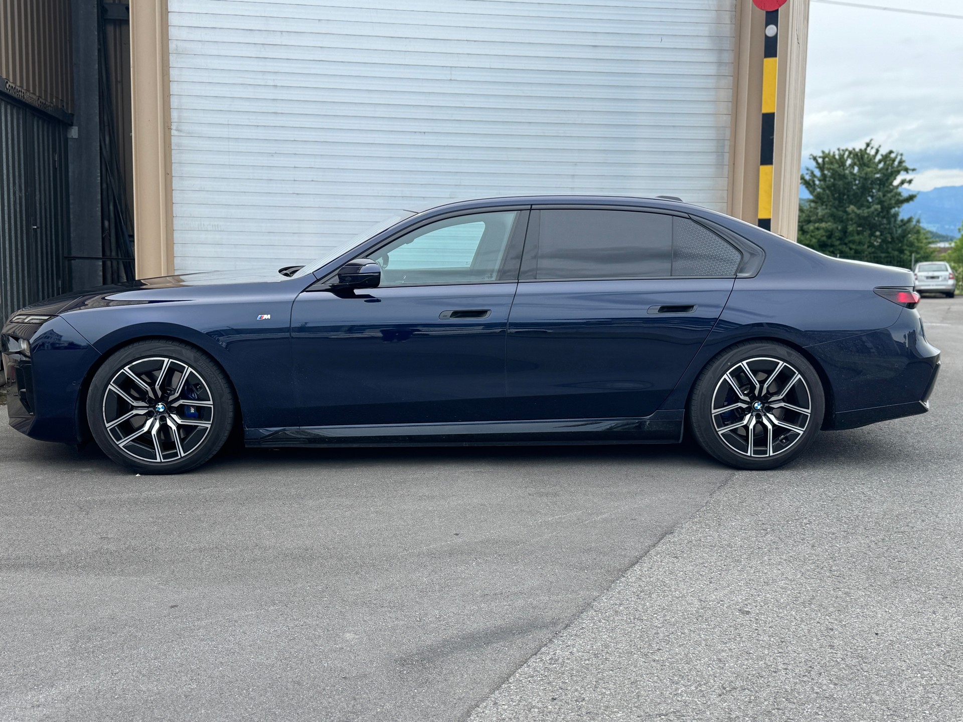 BMW i7 xDrive 60 M Sport-showroom-element-2
