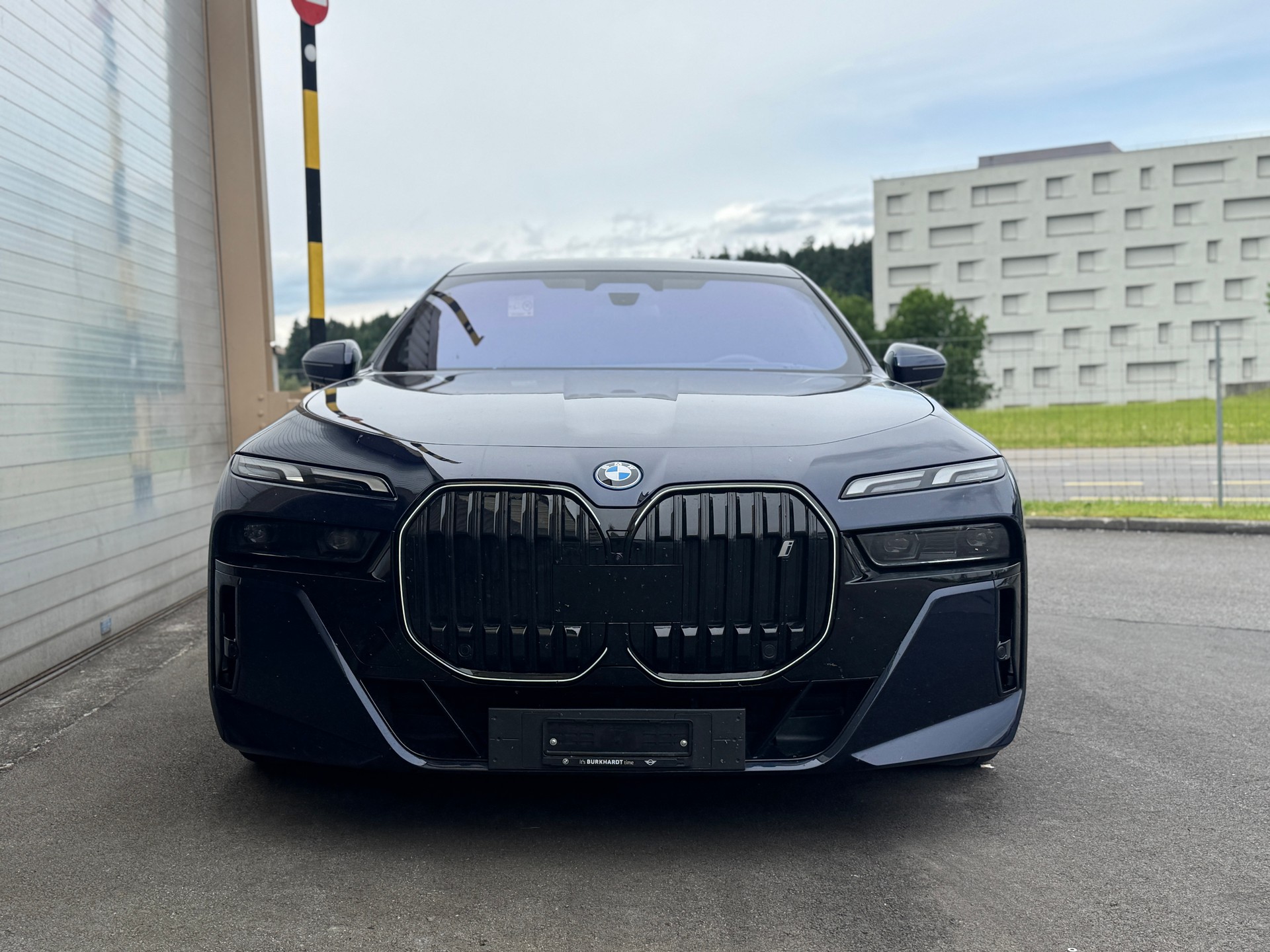 BMW i7 xDrive 60 M Sport-showroom-element-1