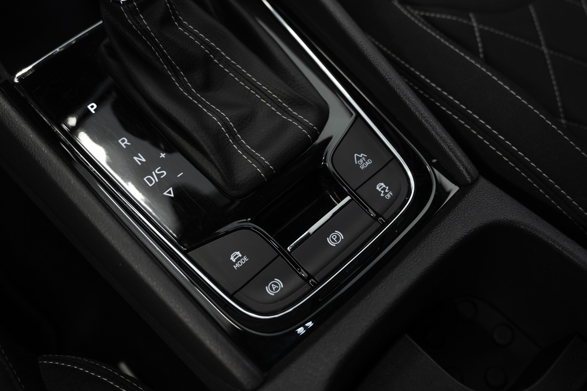 SKODA Karoq 2.0 TDI SCR SportLine 4x4 DSG-image-24