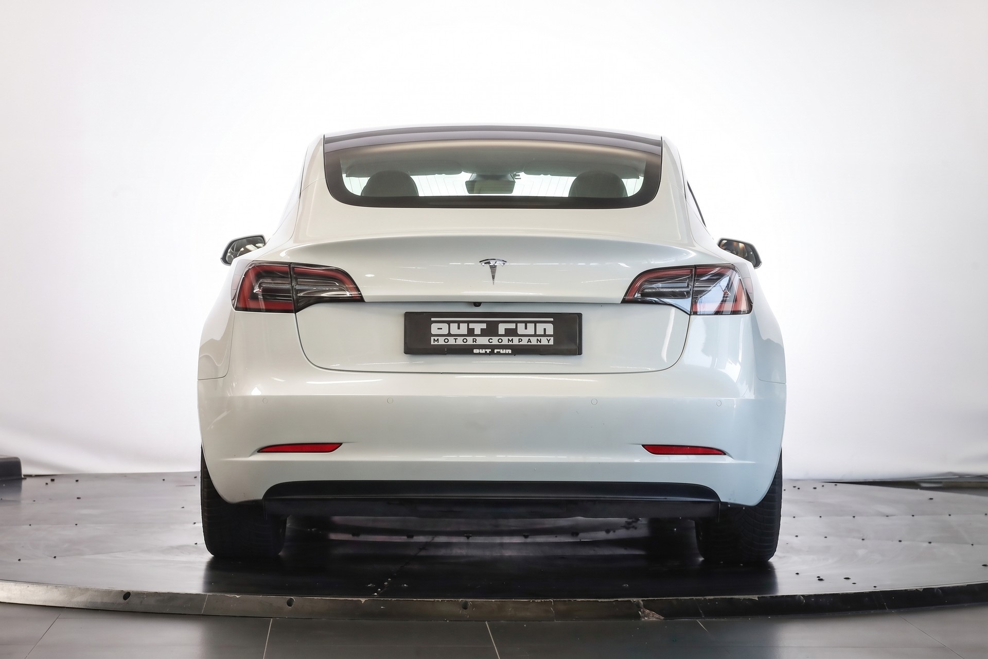 TESLA Model 3 Standard Plus-showroom-element-2