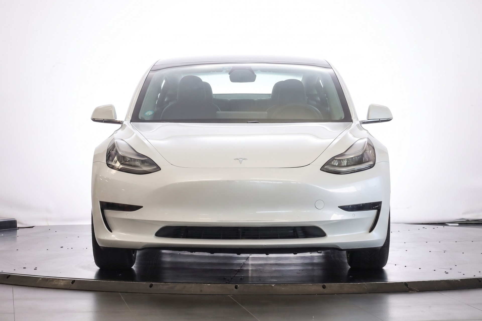 TESLA Model 3 Standard Plus-showroom-element-1