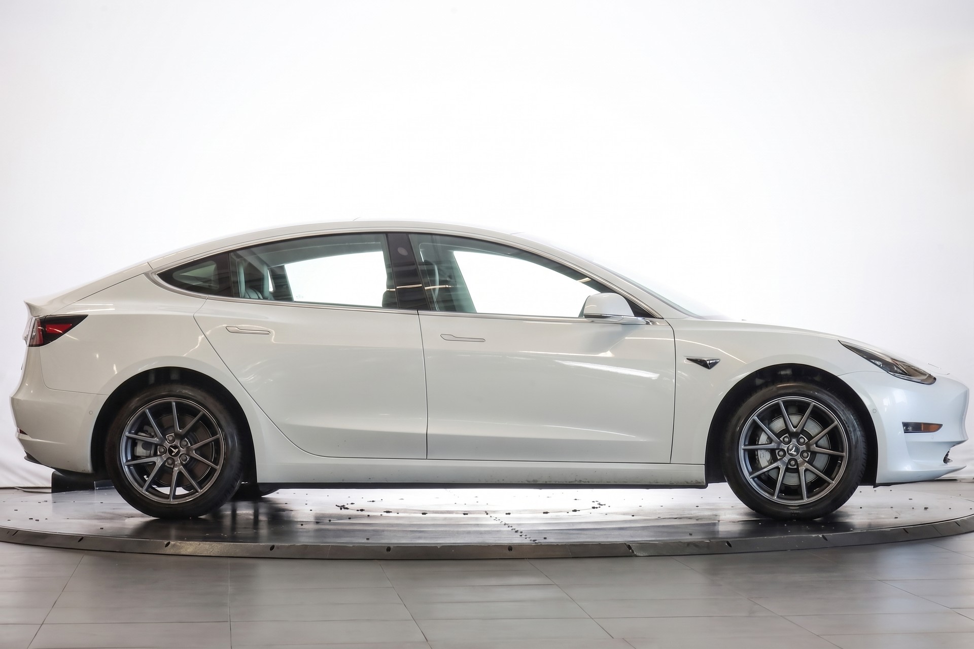 TESLA Model 3 Standard Plus-showroom-element-3