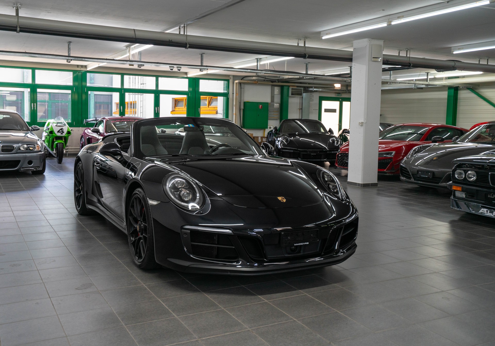PORSCHE 911 Carrera 4 GTS Cabrio PDK-showroom-element-2