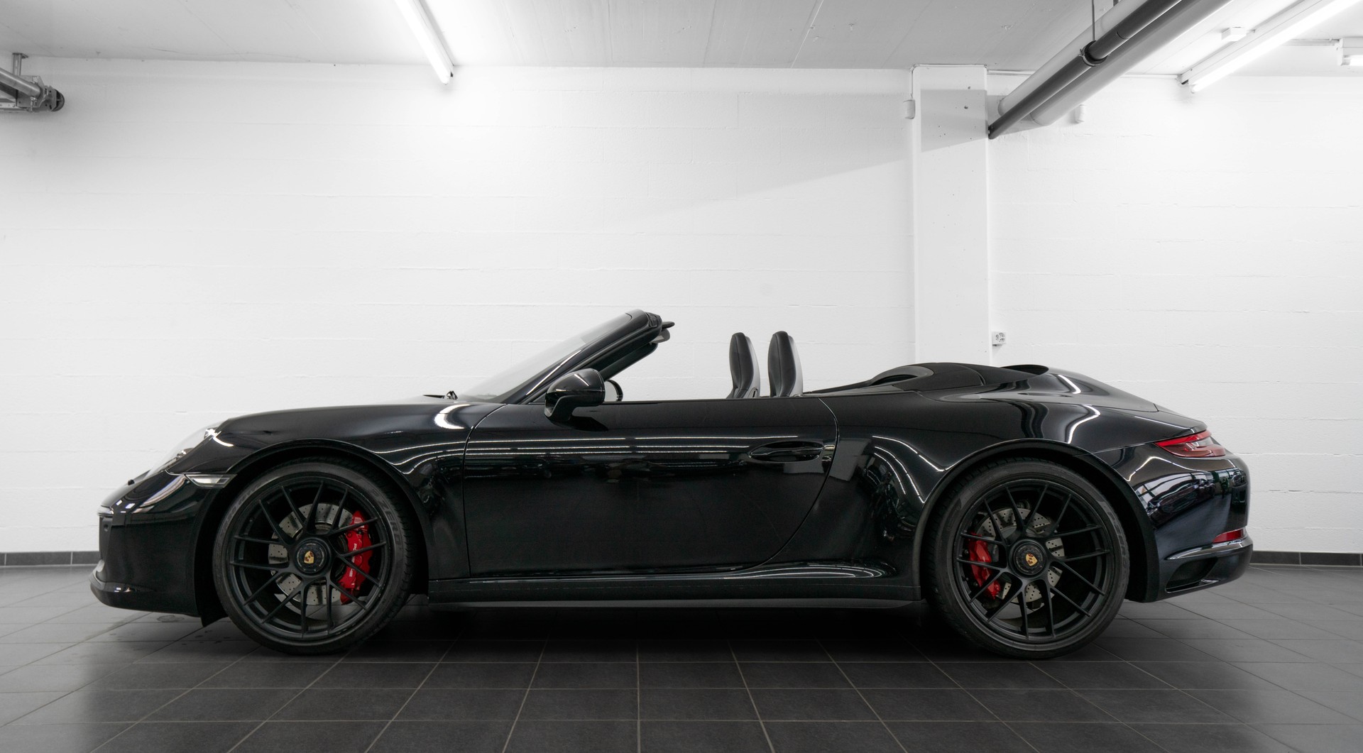 PORSCHE 911 Carrera 4 GTS Cabrio PDK-showroom-element-3