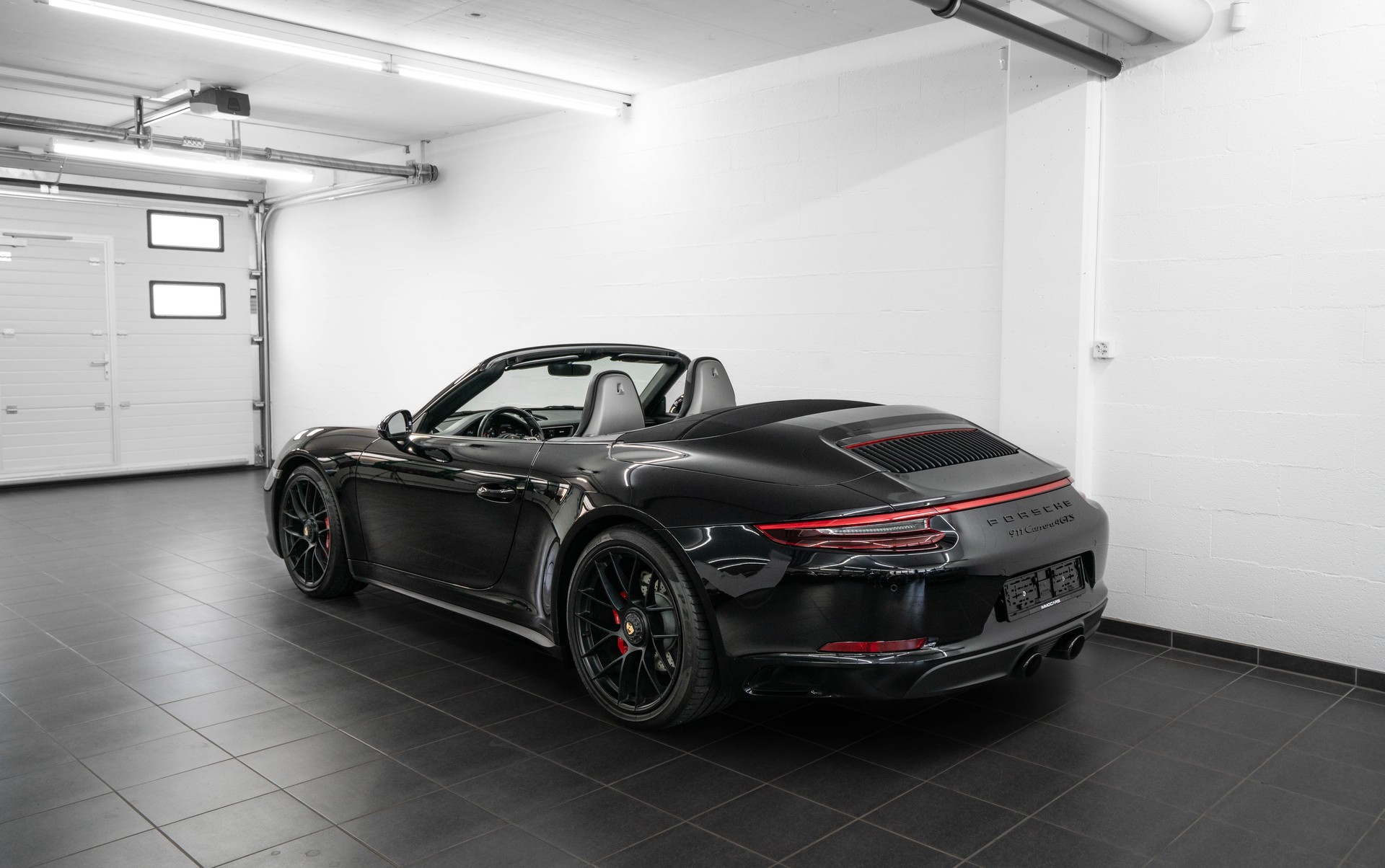 PORSCHE 911 Carrera 4 GTS Cabrio PDK-image-4