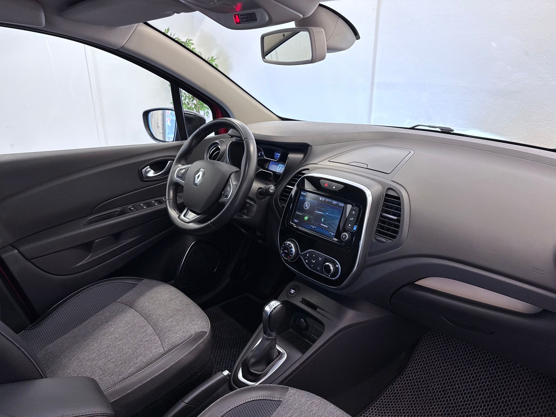 RENAULT Captur 1.2 T 16V 90th Anniversary EDC-image-22