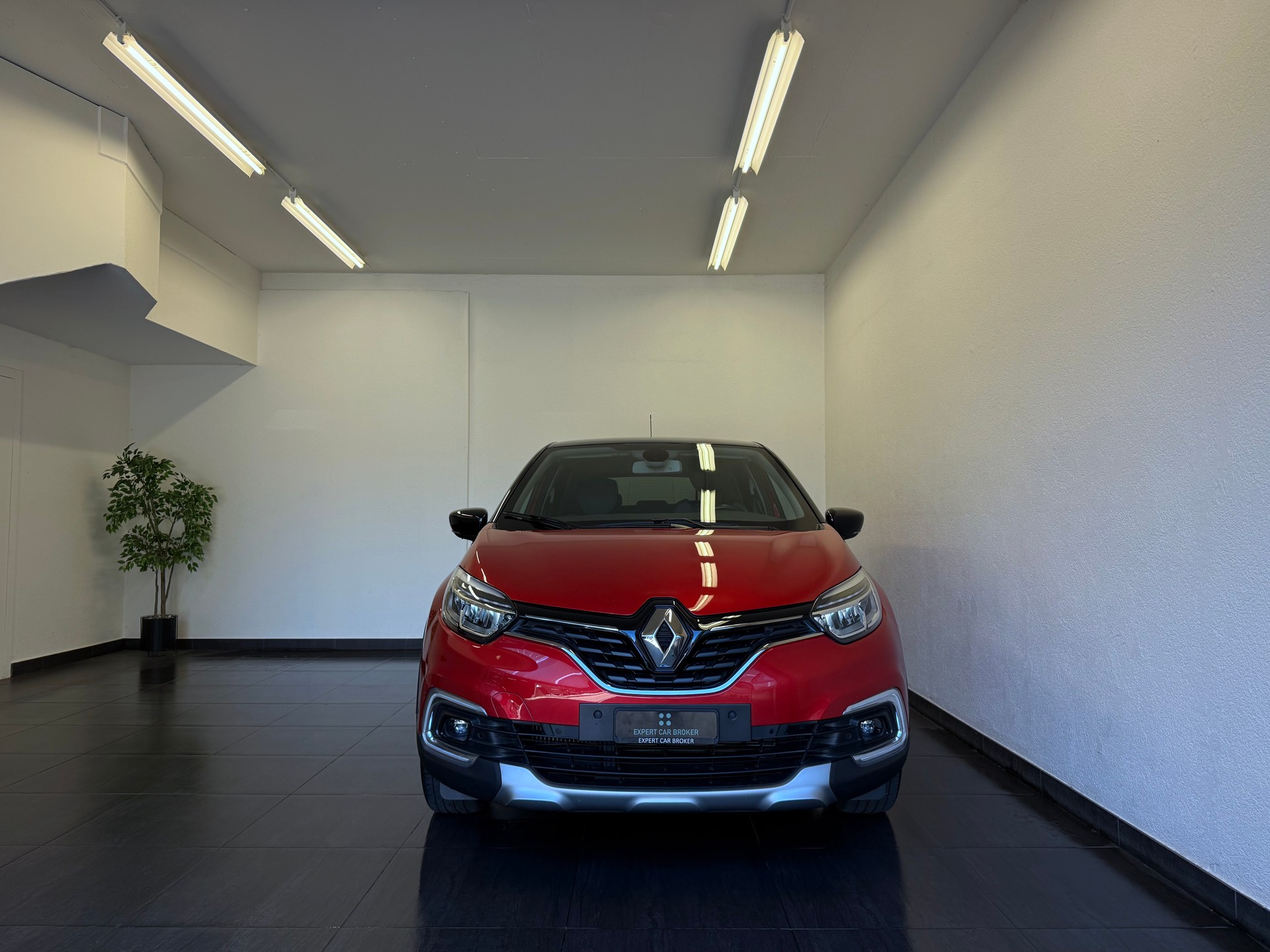 RENAULT Captur 1.2 T 16V 90th Anniversary EDC-showroom-element-2