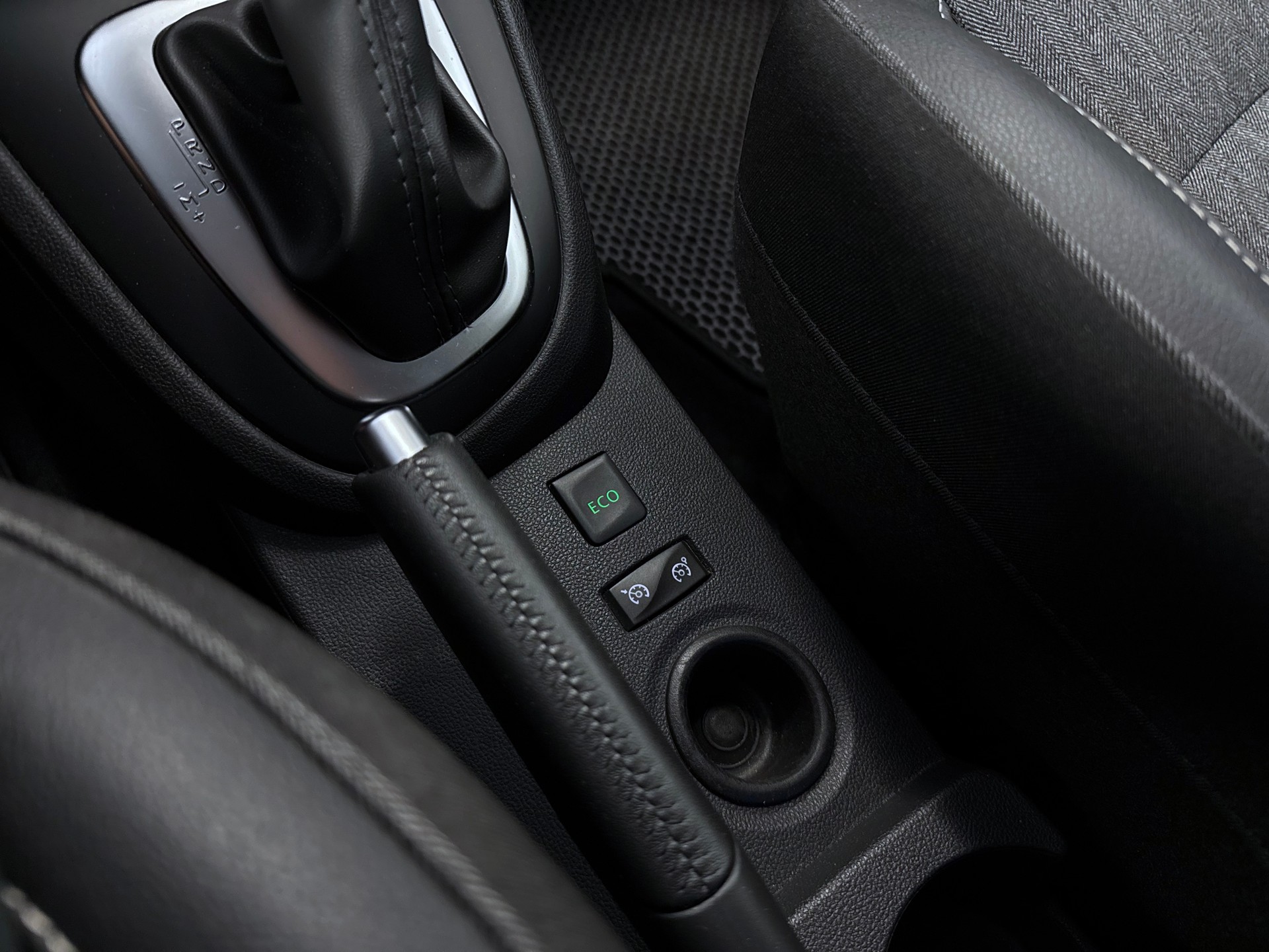 RENAULT Captur 1.2 T 16V 90th Anniversary EDC-image-19