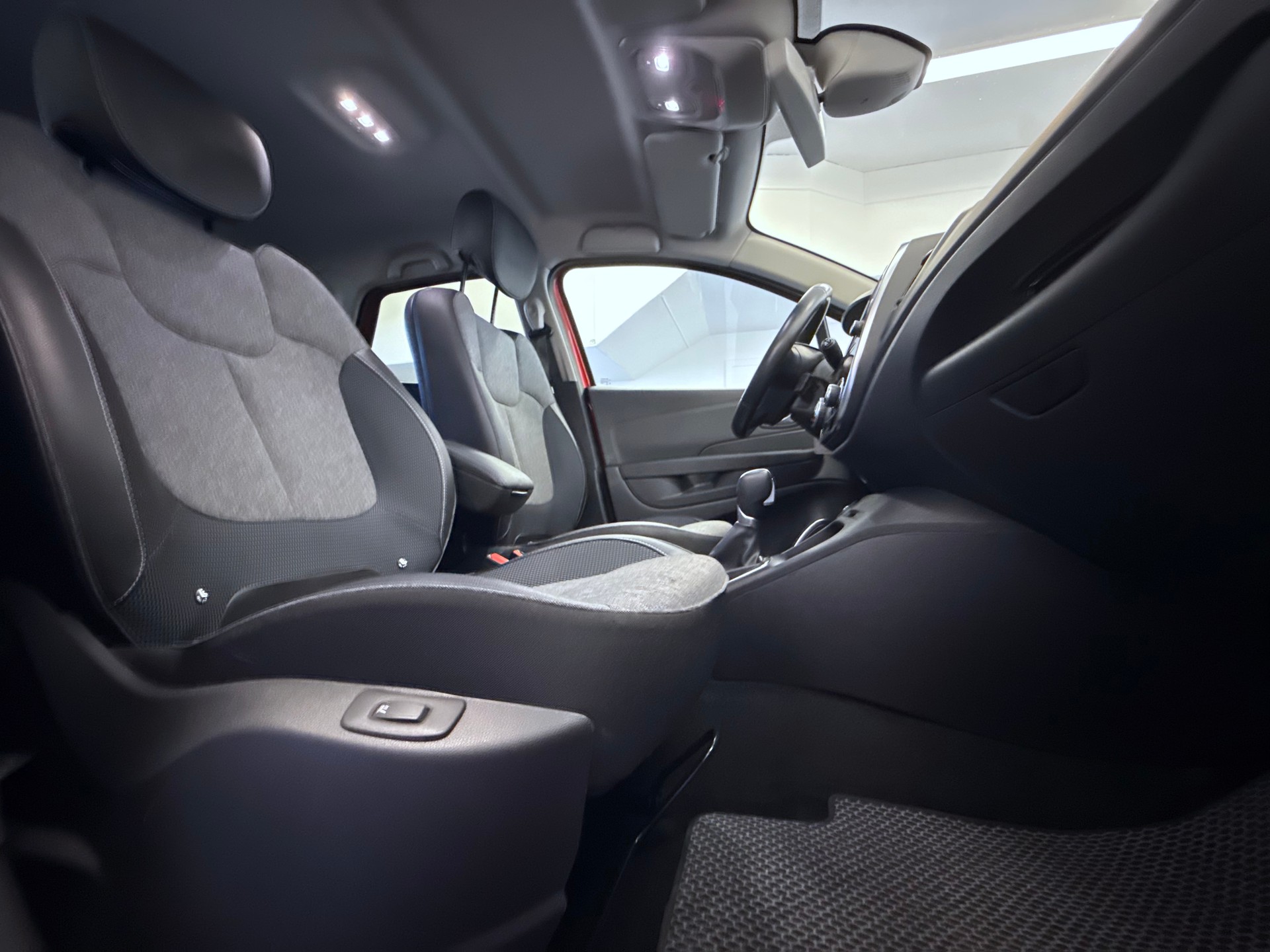 RENAULT Captur 1.2 T 16V 90th Anniversary EDC-image-25