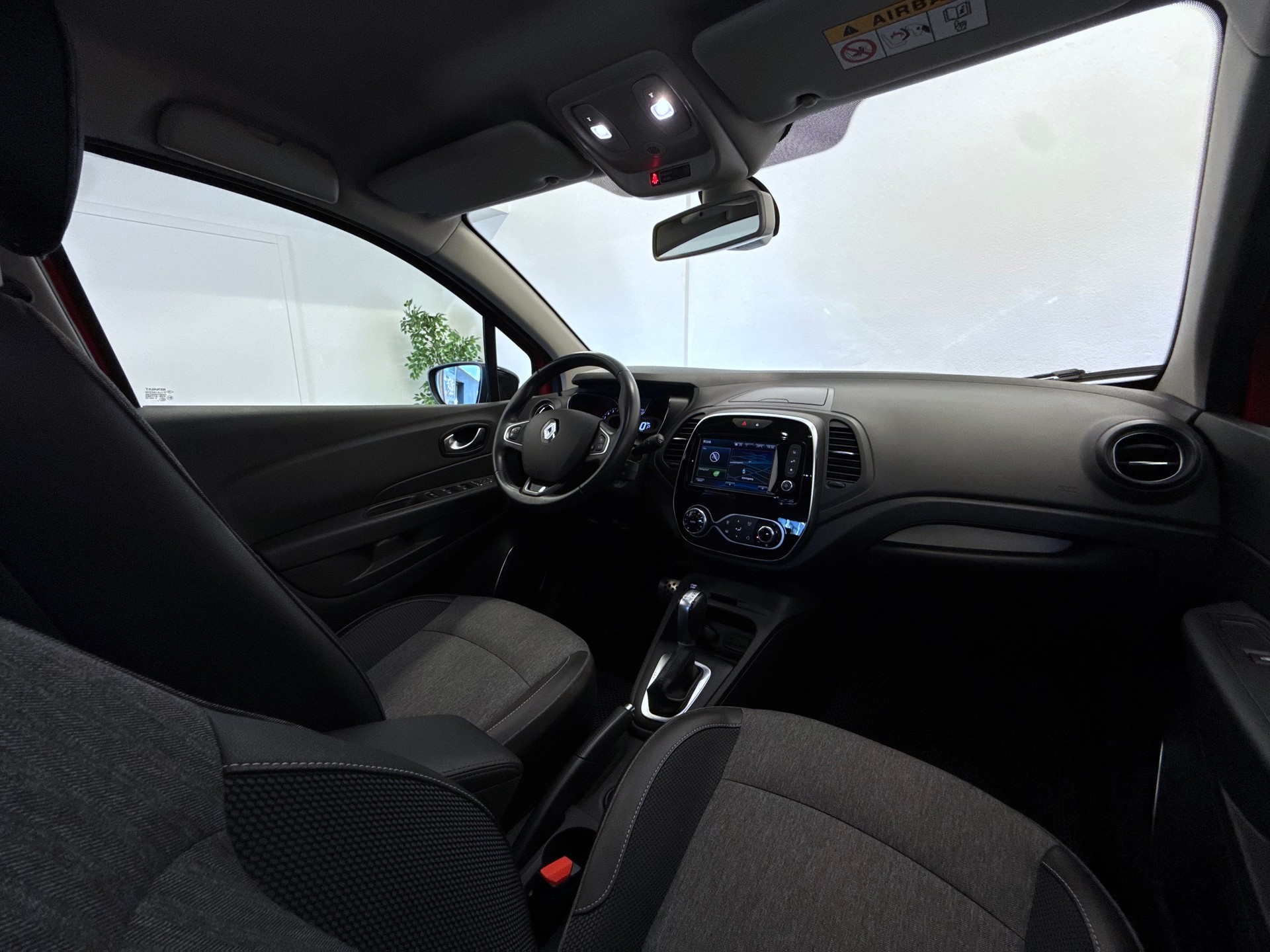 RENAULT Captur 1.2 T 16V 90th Anniversary EDC-image-24