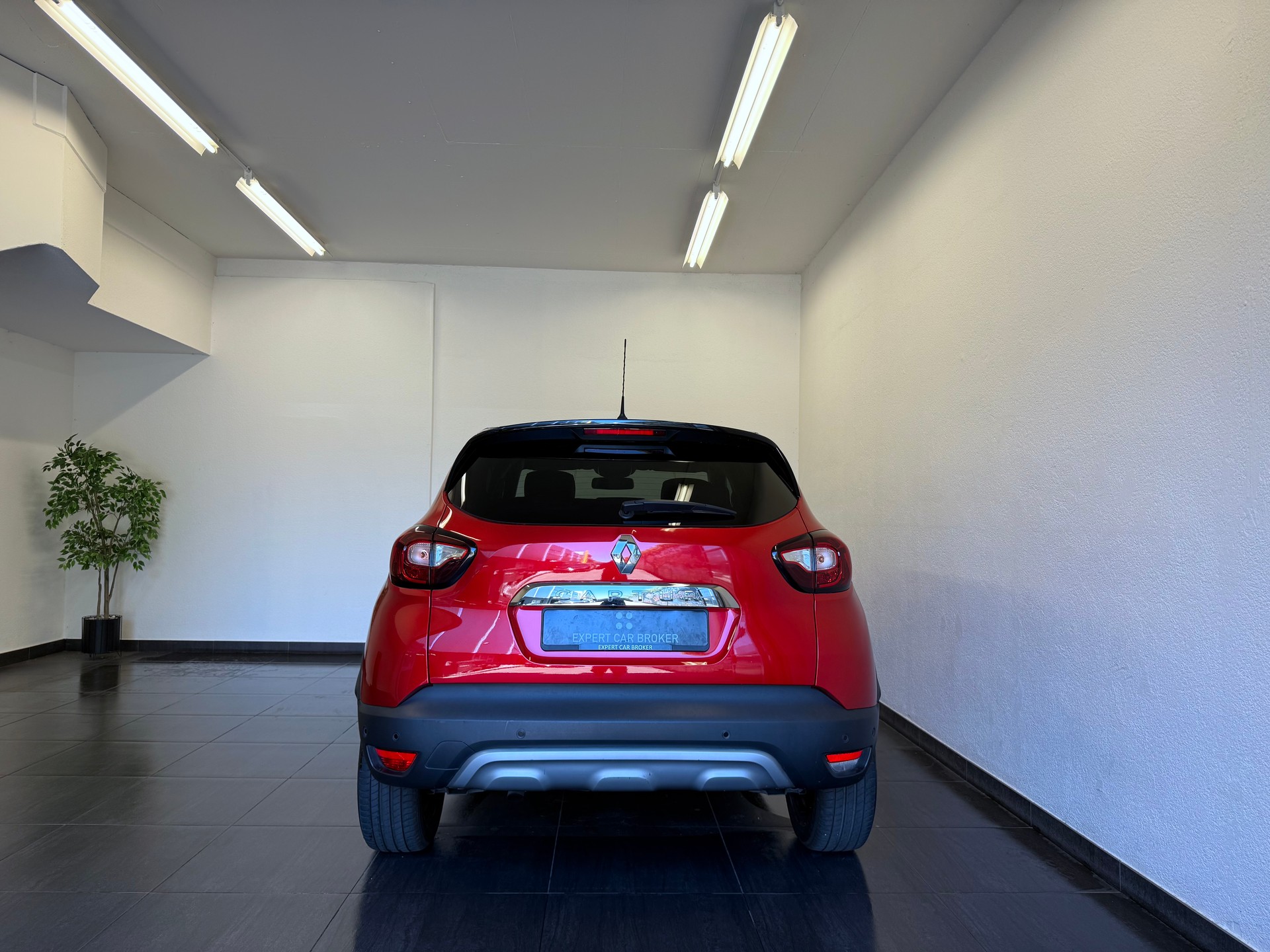 RENAULT Captur 1.2 T 16V 90th Anniversary EDC-image-9