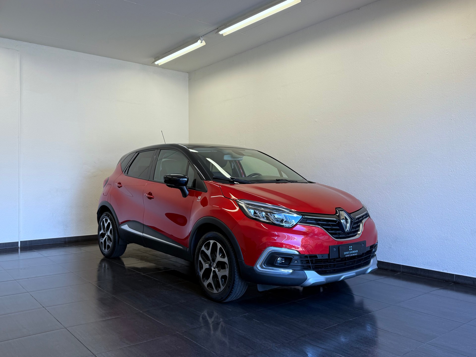 RENAULT Captur 1.2 T 16V 90th Anniversary EDC-showroom-element-1