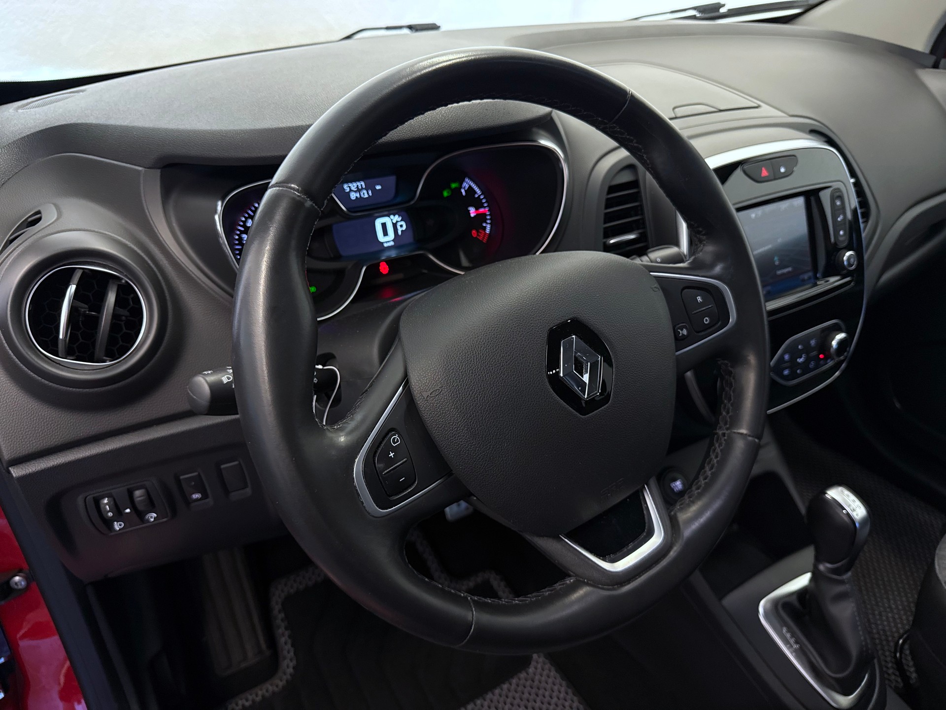 RENAULT Captur 1.2 T 16V 90th Anniversary EDC-image-13