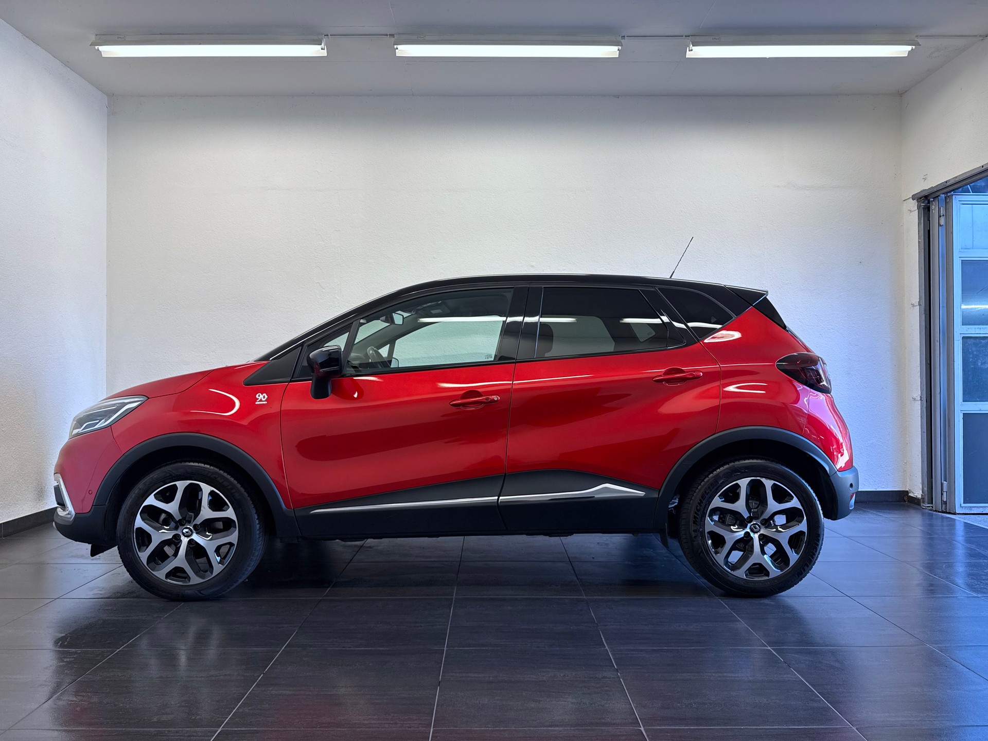 RENAULT Captur 1.2 T 16V 90th Anniversary EDC-image-5