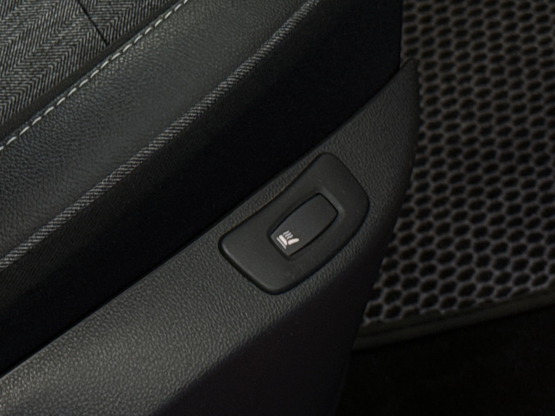 RENAULT Captur 1.2 T 16V 90th Anniversary EDC-image-23