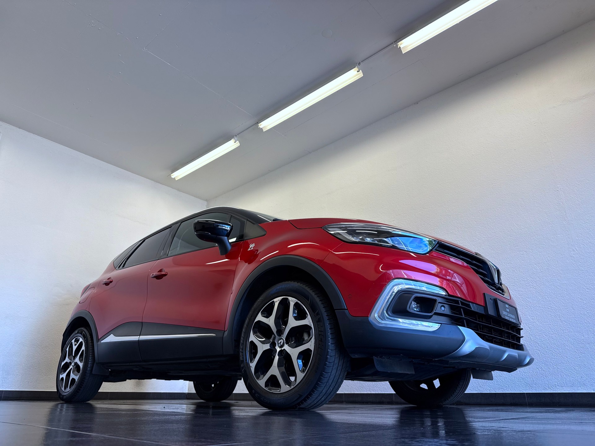 RENAULT Captur 1.2 T 16V 90th Anniversary EDC-showroom-element-1