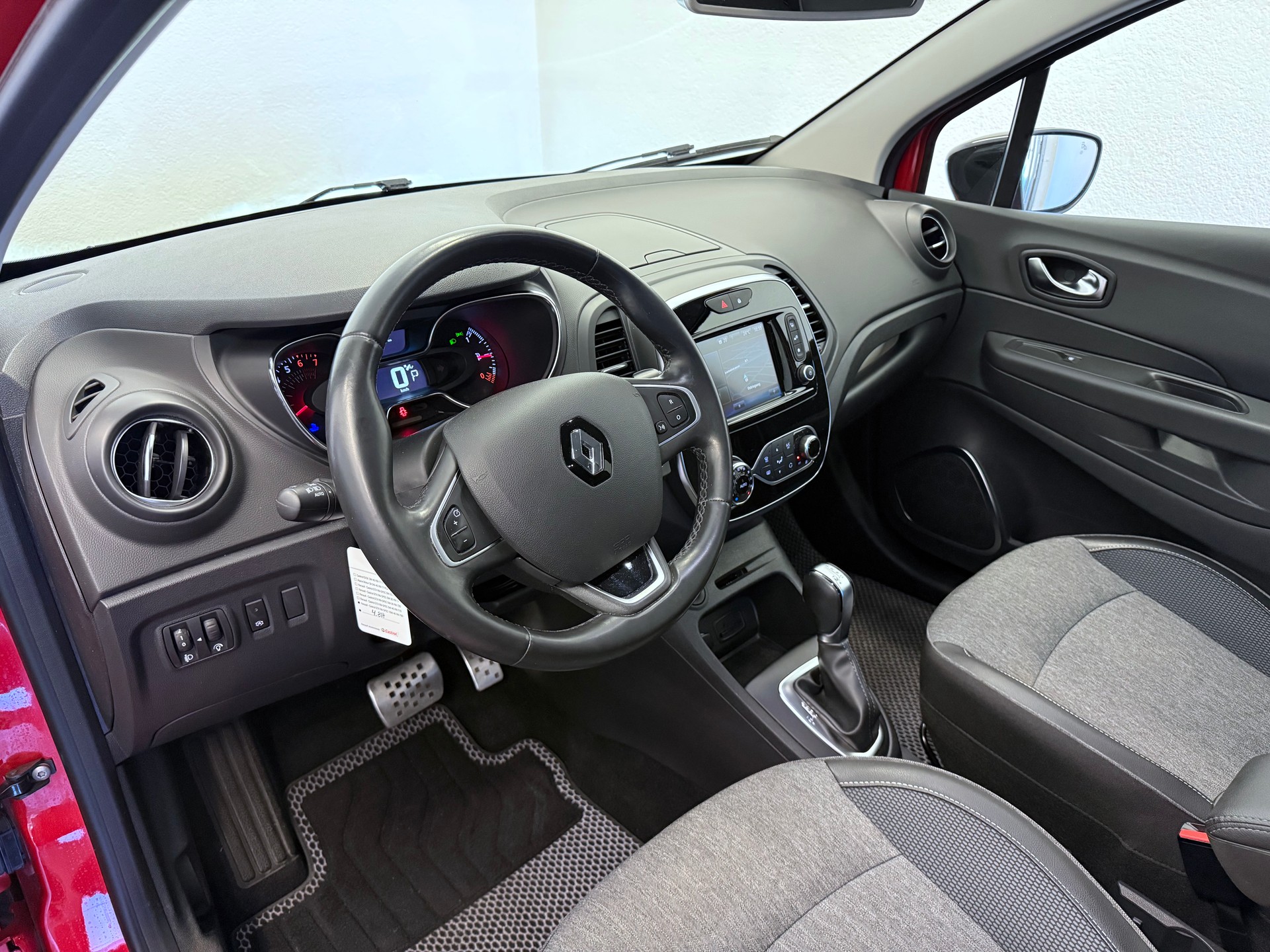 RENAULT Captur 1.2 T 16V 90th Anniversary EDC-image-12