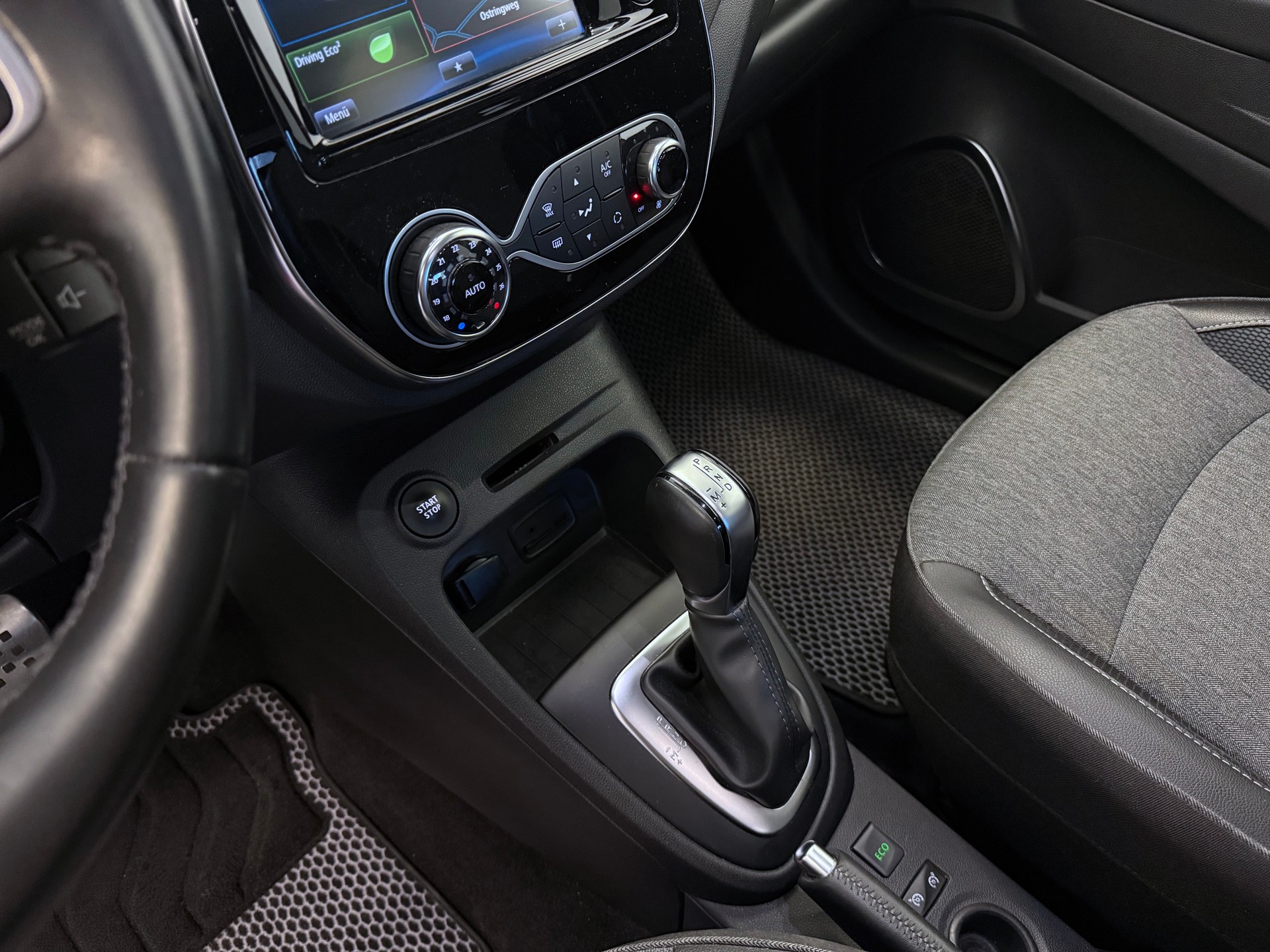 RENAULT Captur 1.2 T 16V 90th Anniversary EDC-image-18