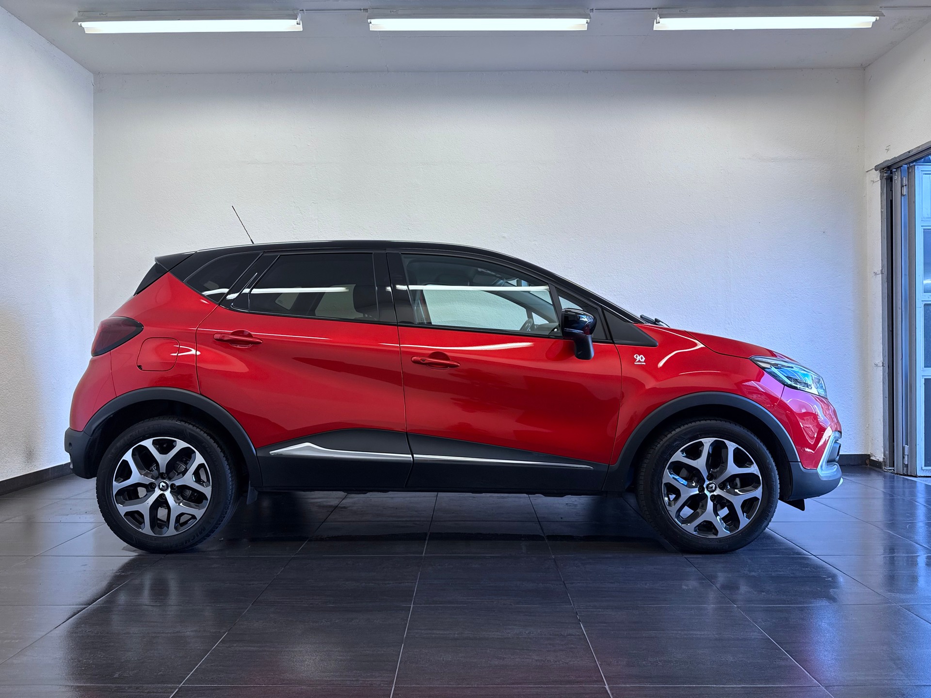 RENAULT Captur 1.2 T 16V 90th Anniversary EDC-showroom-element-3